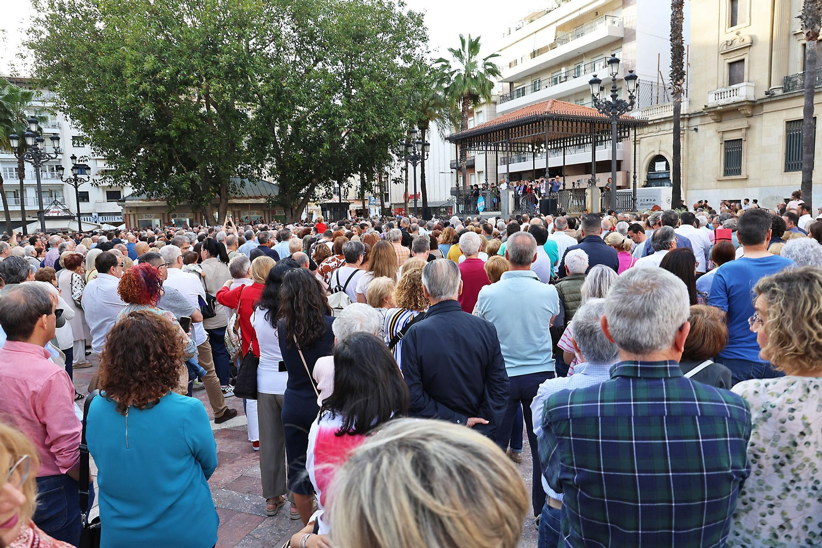 Imágenes de la concentración por las infraestructuras para Huelva