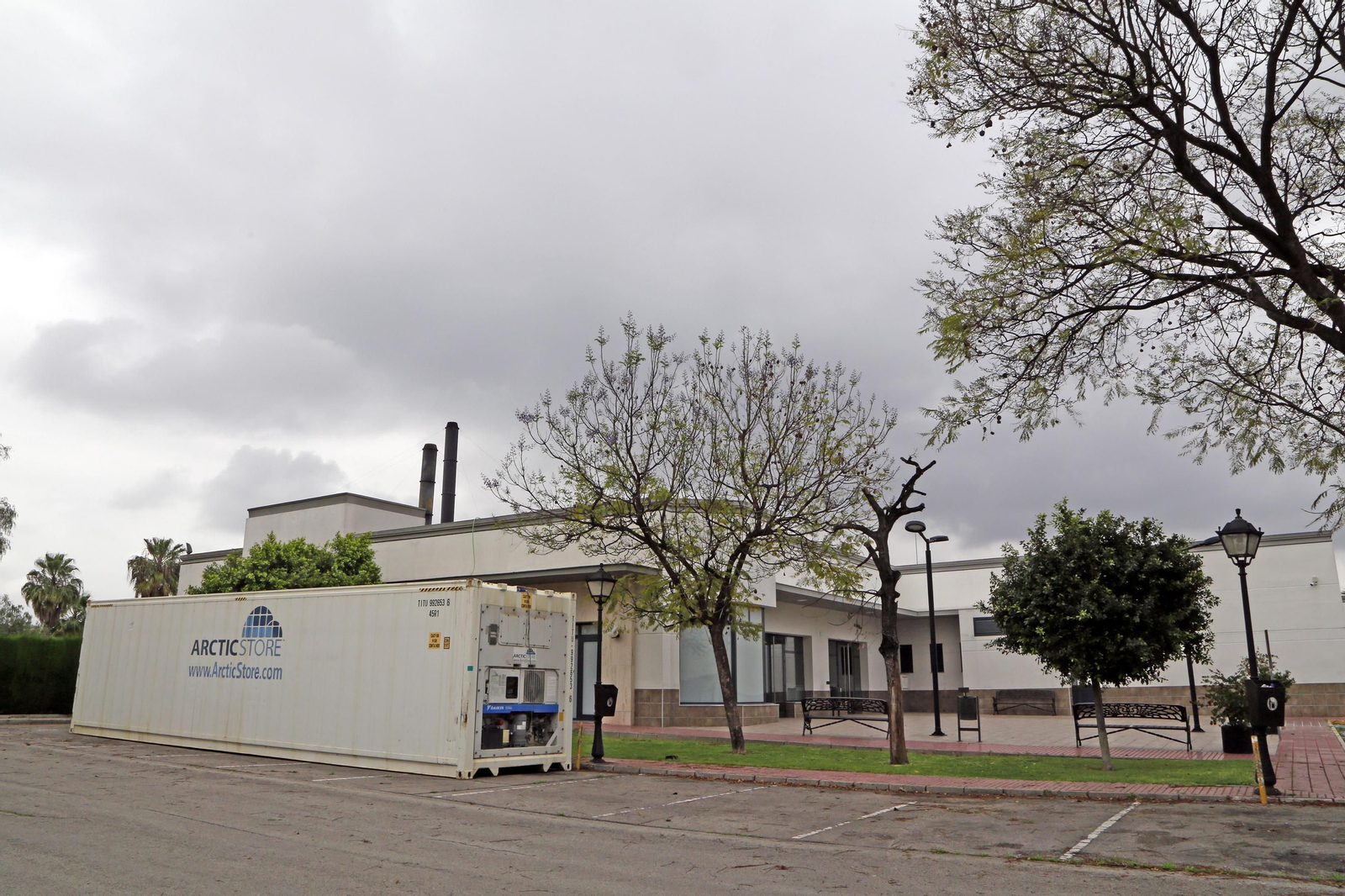 Imagen captada ayer del depósito frigorífico instalado en el perímetro del edificio del Tanatorio de Jerez.
