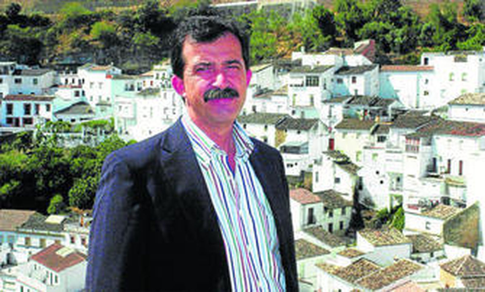 Cristóbal Rivera, ante una panorámica parcial de Setenil.