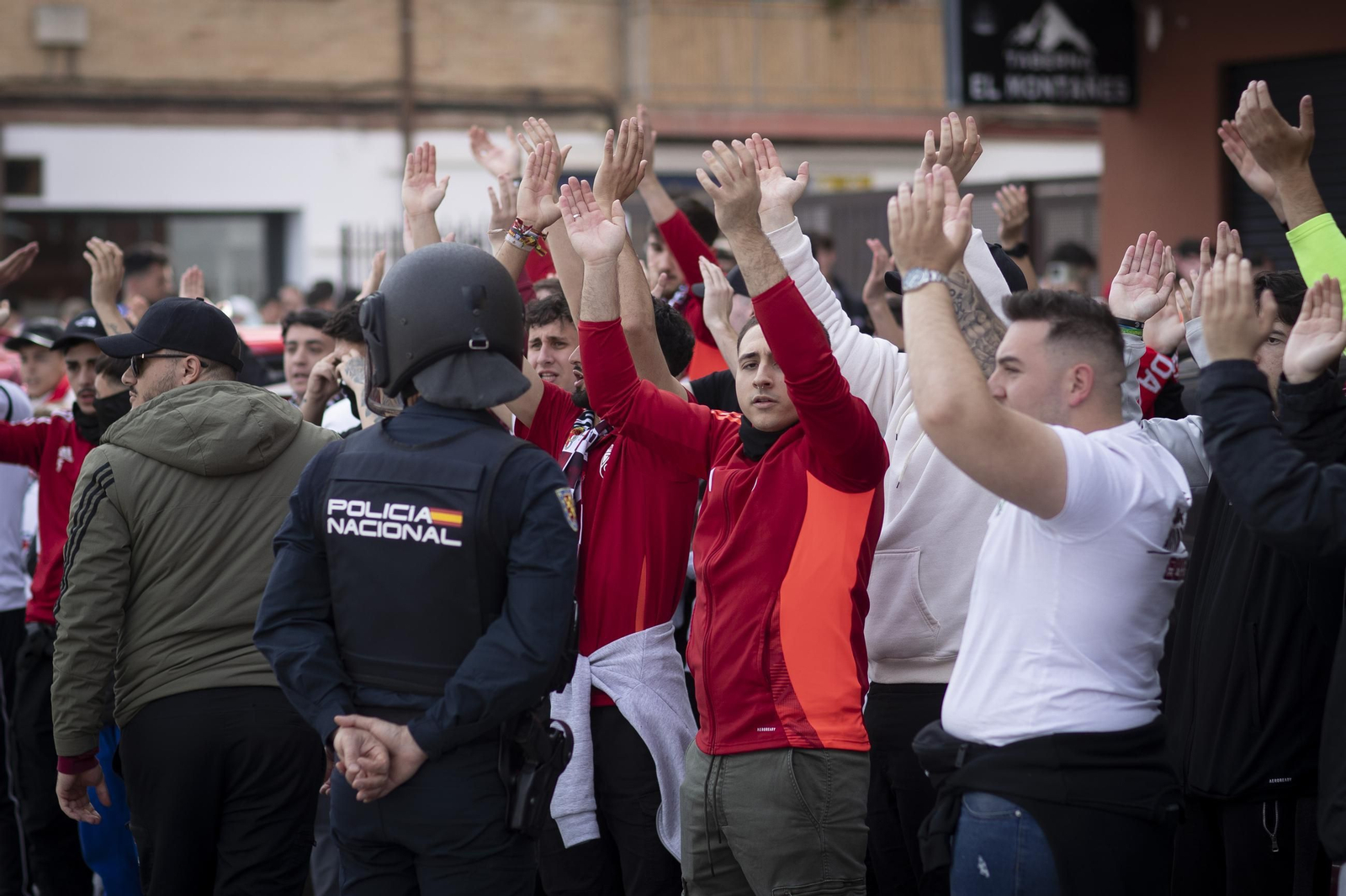 Encuéntrate en el recibimiento al Granada y la grada de Los Cármenes
