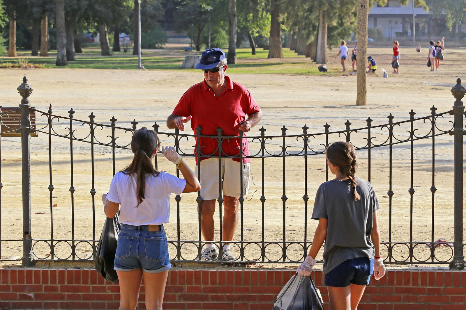 Imágenes del grupo juvenil Green Team Jerez limpiando en el Parque González Hontoria