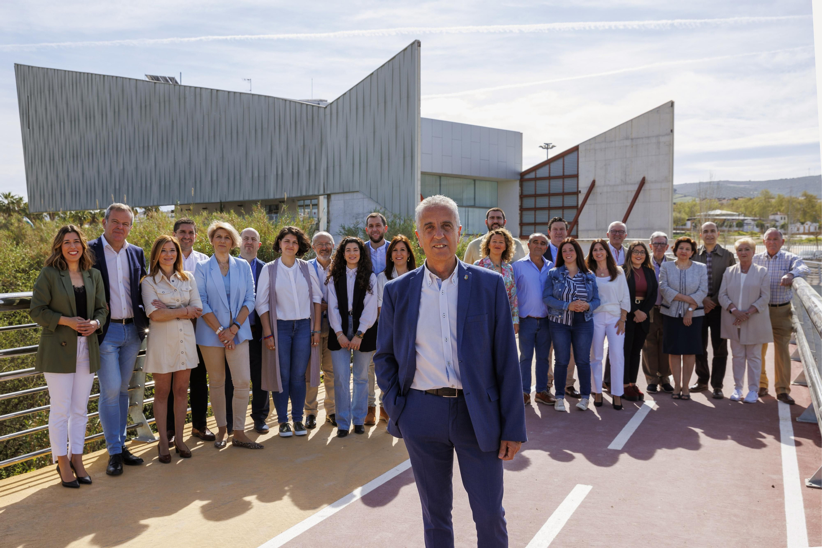 Juan Pérez, con su equipo, ante el auditorio de Lucena.