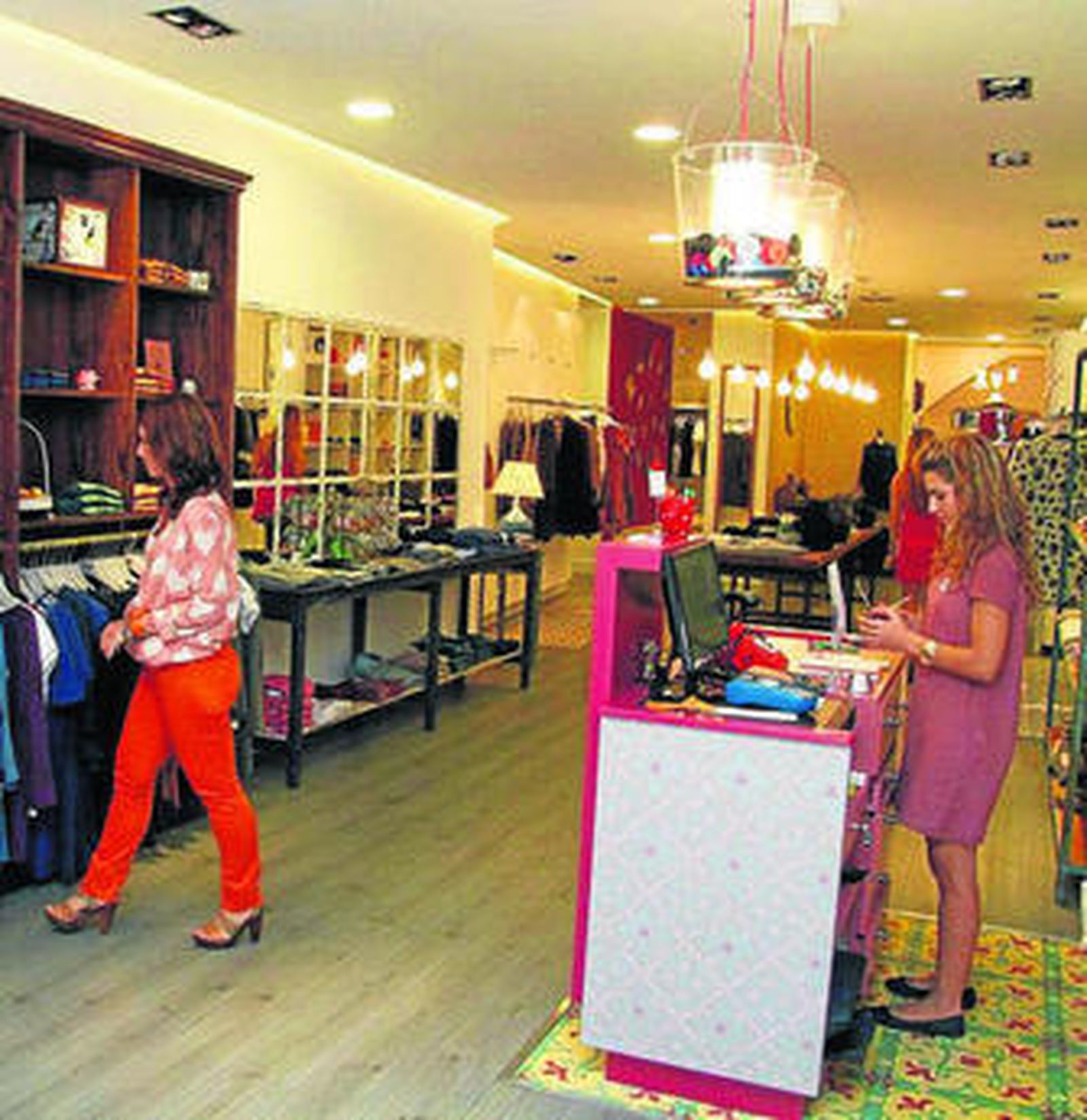 1. Cada colección tiene un espacio en la tienda de Cuna, que ha mimado especialmente a la línea Heaven. 2. Ropa femenina que cuida los detalles cuelga de los percheros. 3. Los chicos también tienen una pequeña colección en la tienda de Sevilla. 4. La decoración es al más puro estilo Dolores Promesas.