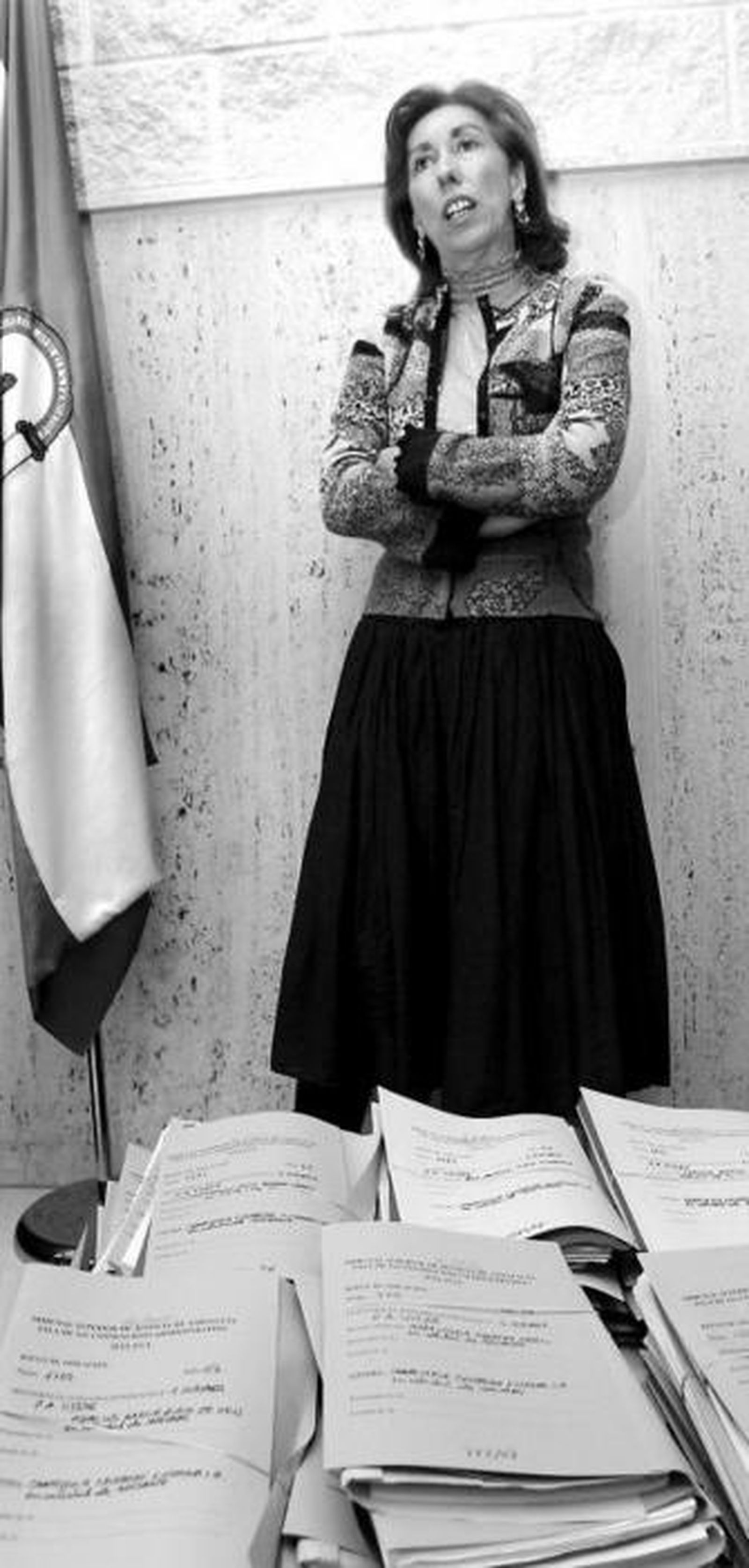 María Rosario Cardenal, en su despacho, tras un muro de procedimientos.