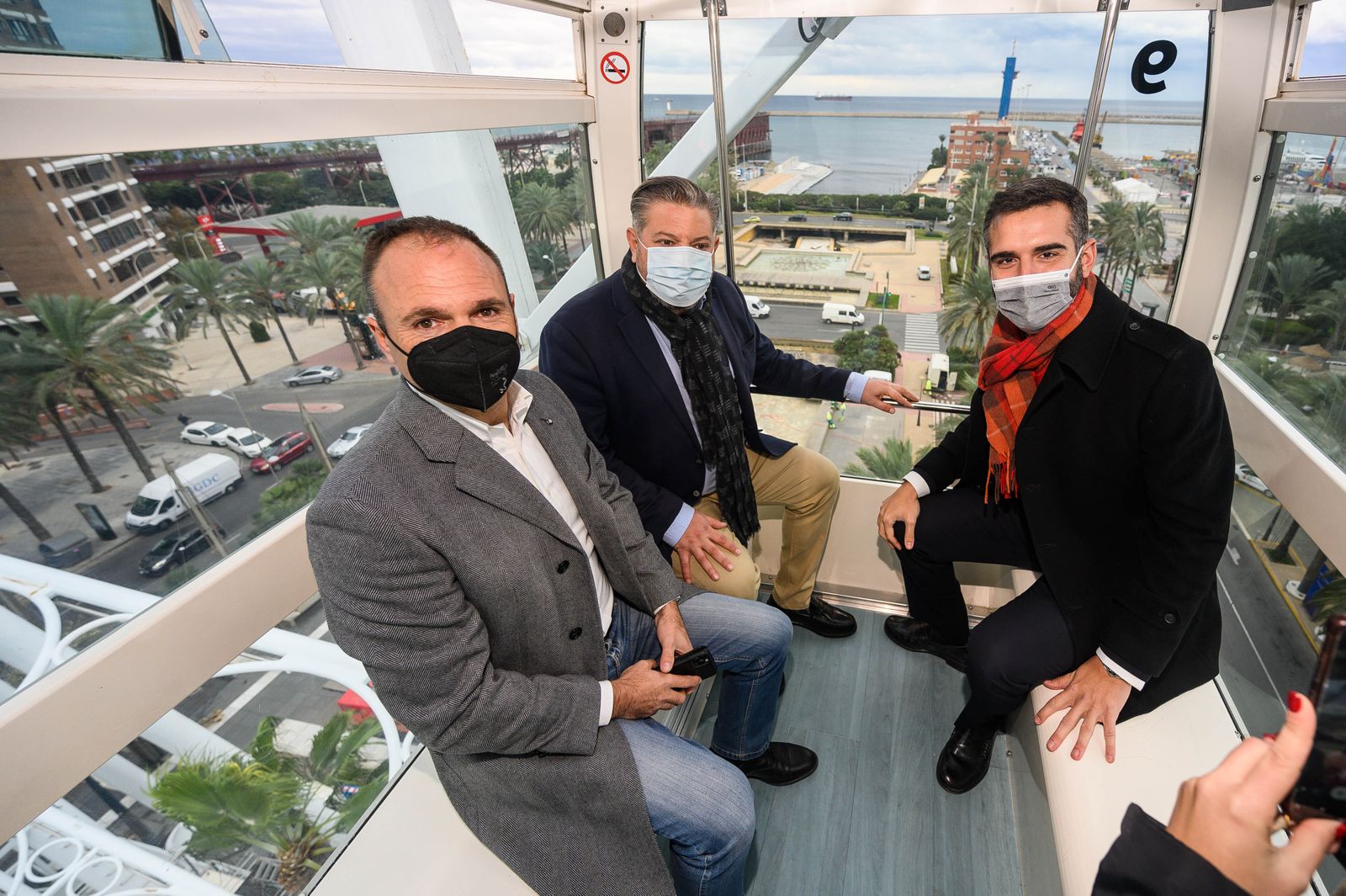 El alcalde, el concejal de Cultura y el responsable de la noria, a 40 metros de altura