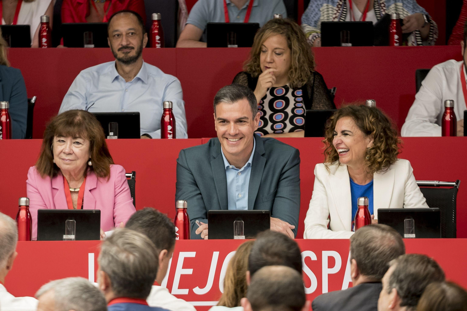 El secretario general del PSOE, Pedro Sánchez, junto a Cristina Narbona y María Jesús Montero.