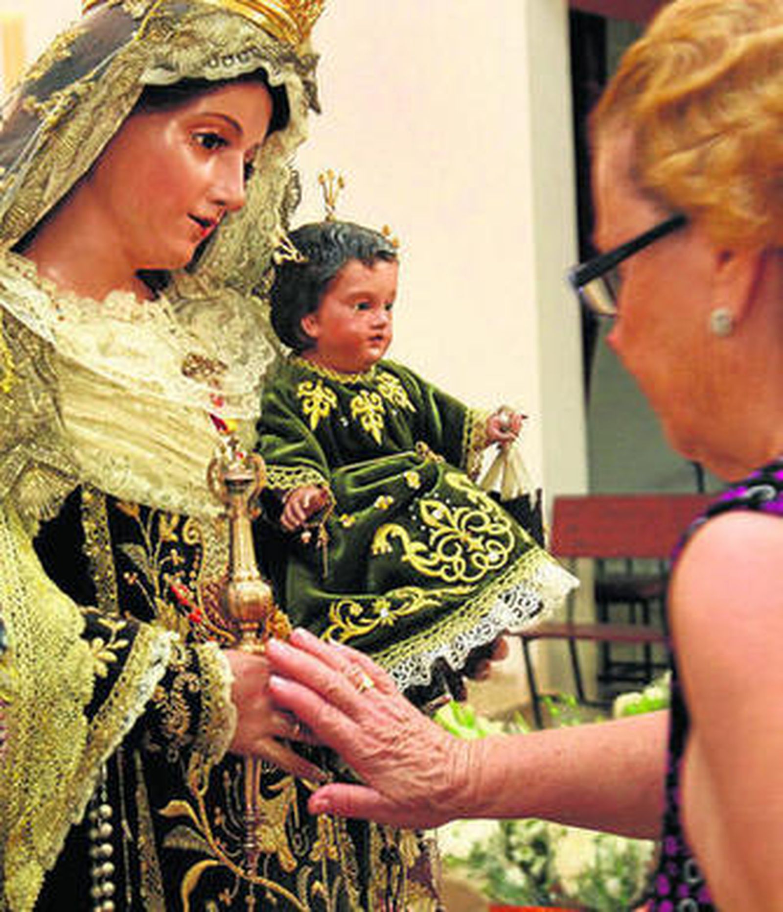 Un momento del besamanos celebrado en la mañana del día de ayer.