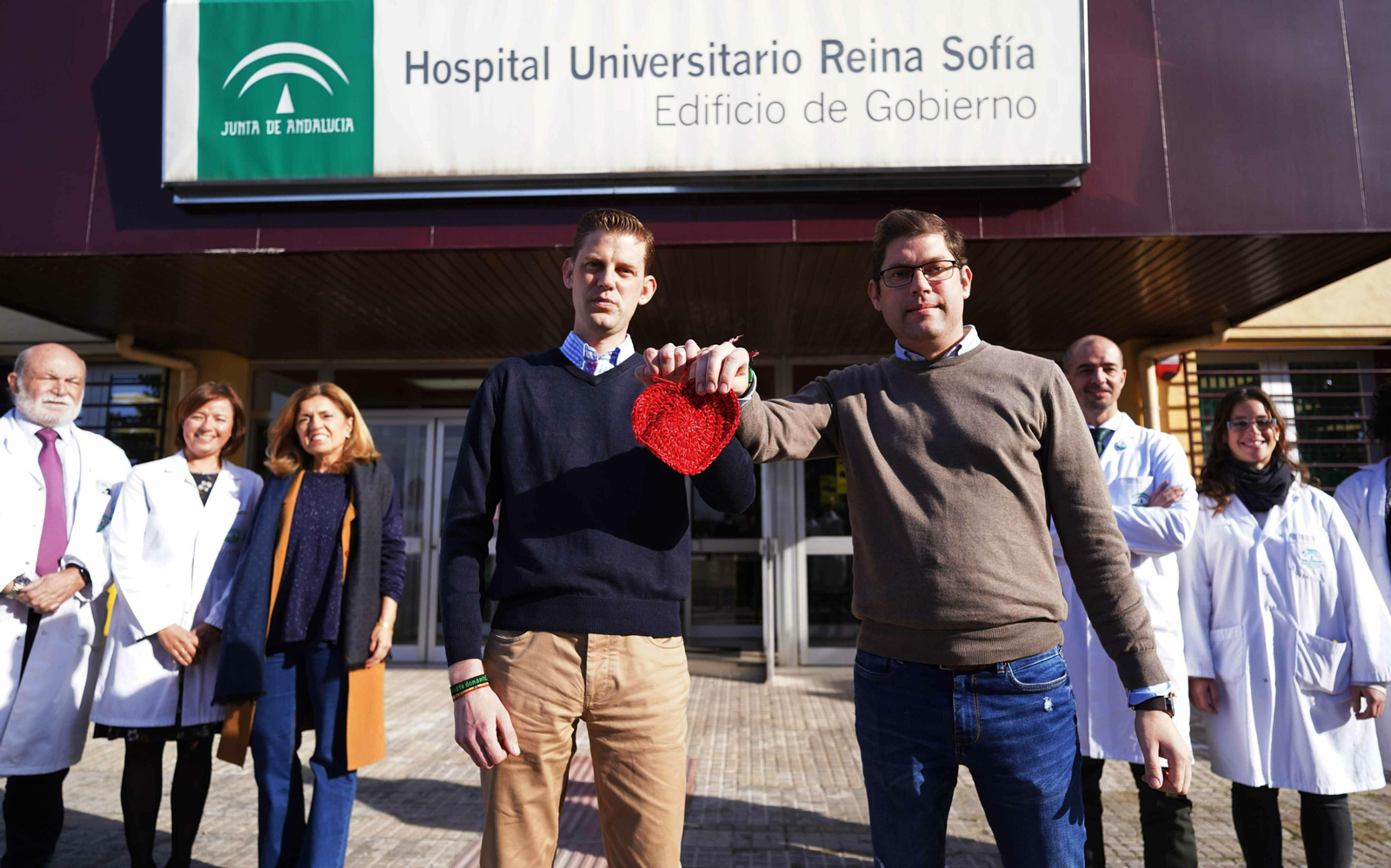 Dos hermanos trasplantados de corazón, rodeados de personal médico y representantes de asociaciones de pacientes.