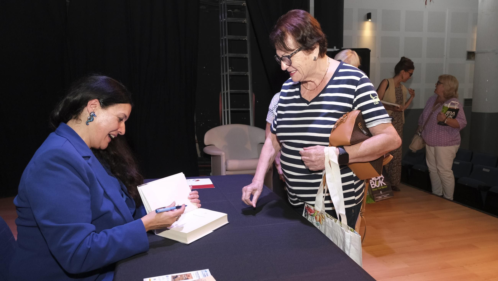 Las imágenes del Diario de los Libros con la escritora Rosario Raro