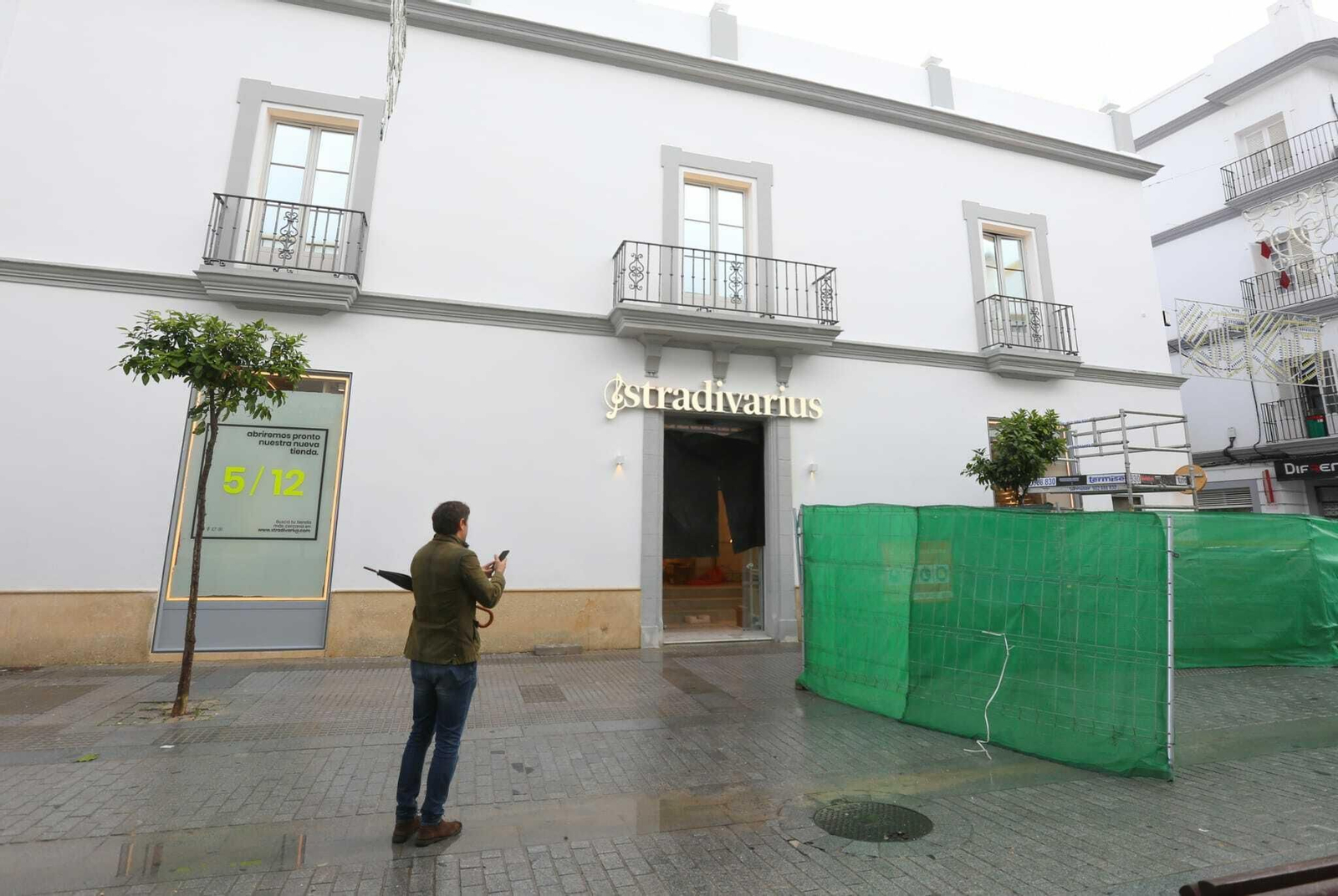 Últimos preparativos en las instalaciones de la tienda que Stradivarius abrirá el jueves en la calle La Plaza.