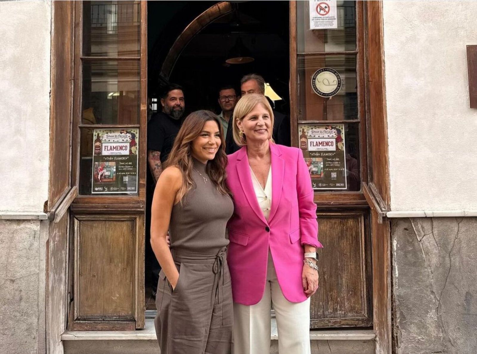 Eva Longoria posando con la alcaldesa de Jerez, María José García Pelayo, el día de la grabación.