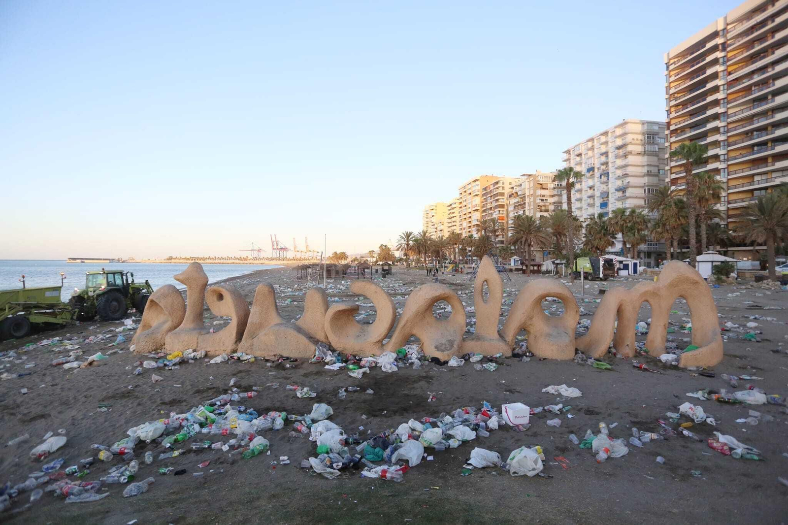 Así han amanecido las playas de Málaga tras la noche de San Juan