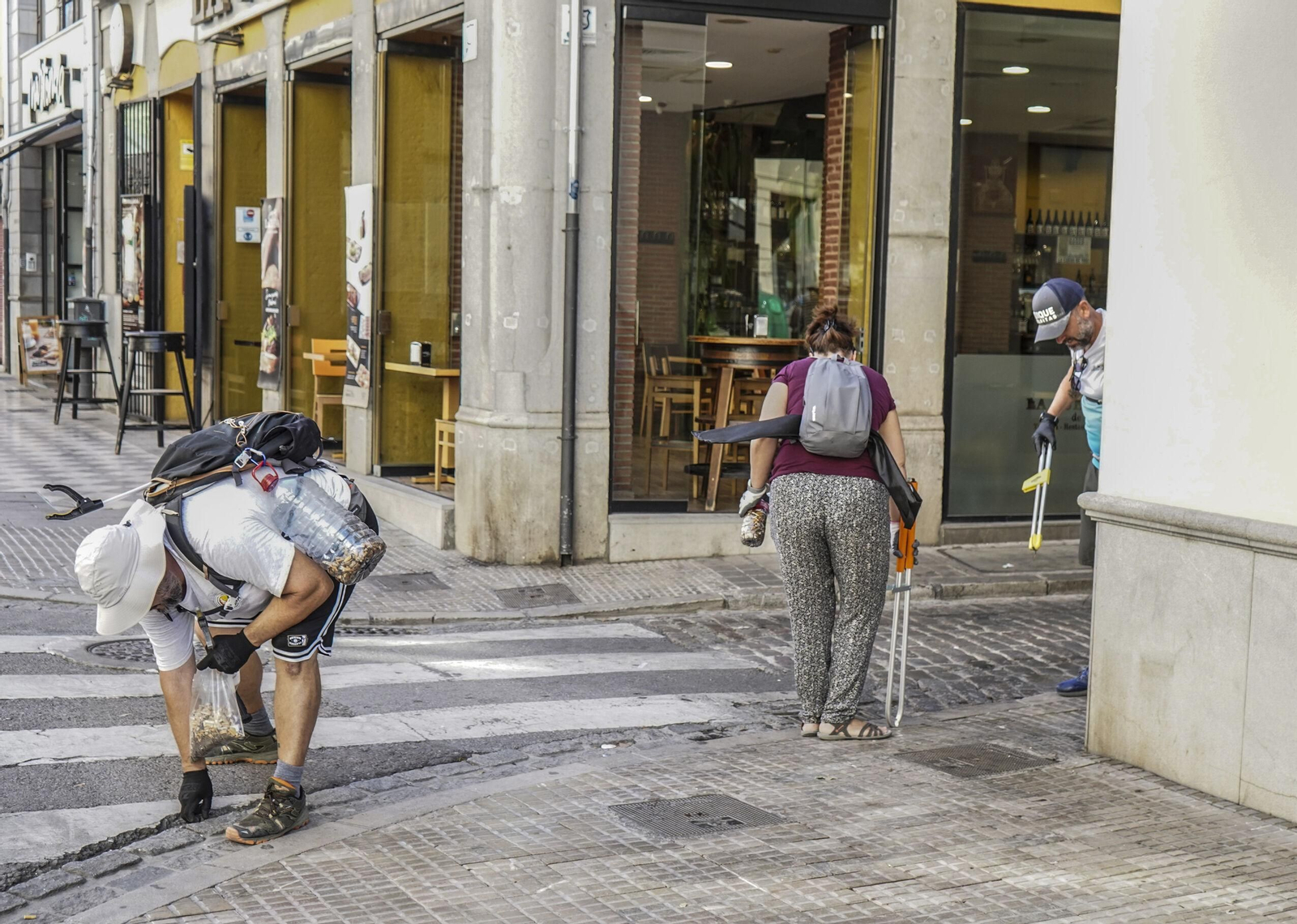 Así ha sido la jornada de concienciación y limpieza 'Granada no es un cenicero'