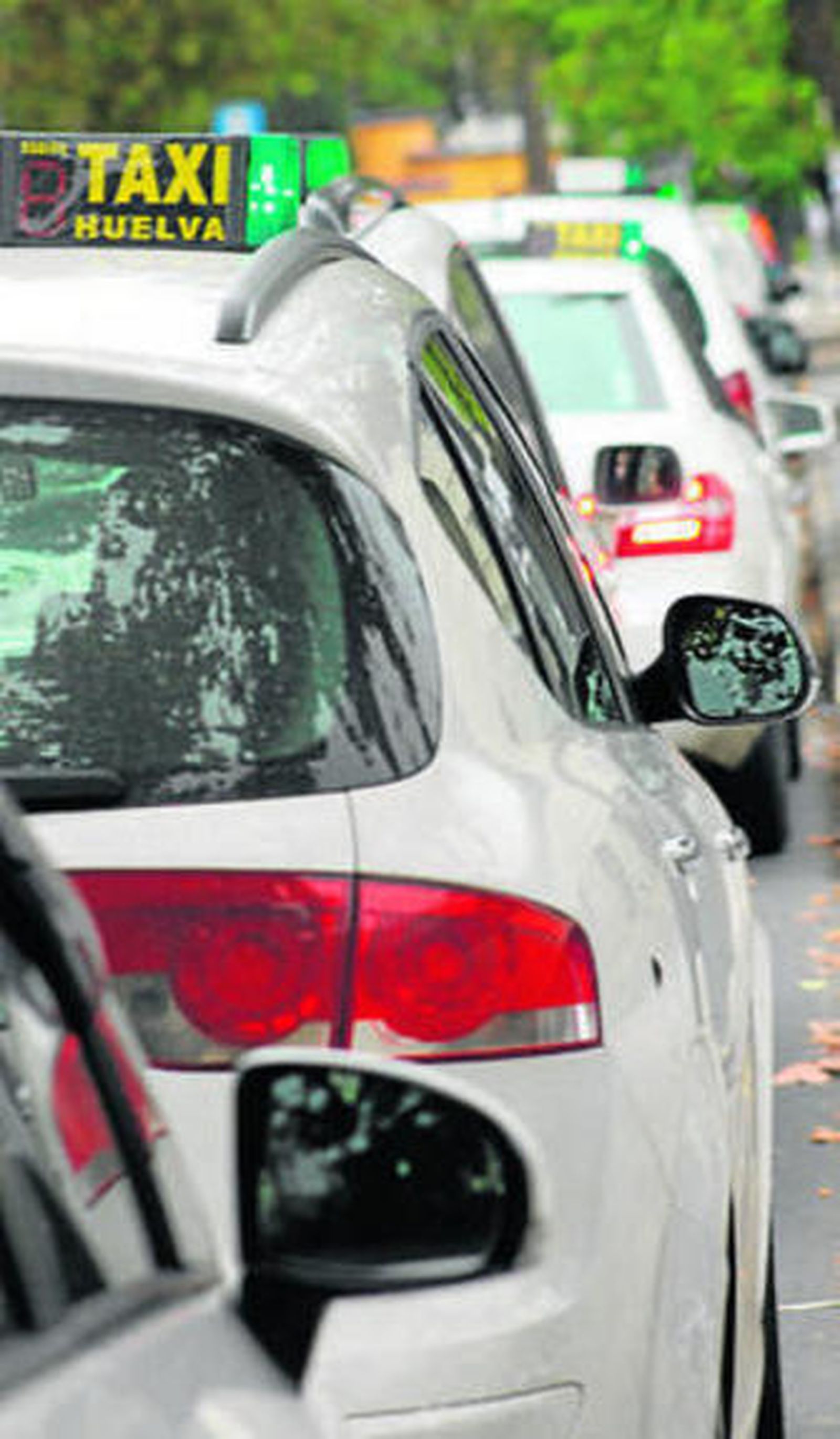 Taxis en una parada de Huelva.