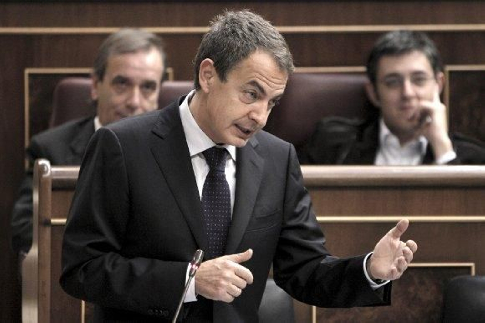 Zapatero se ampara en el "espíritu de unidad" del 23-F para no responder a Rajoy