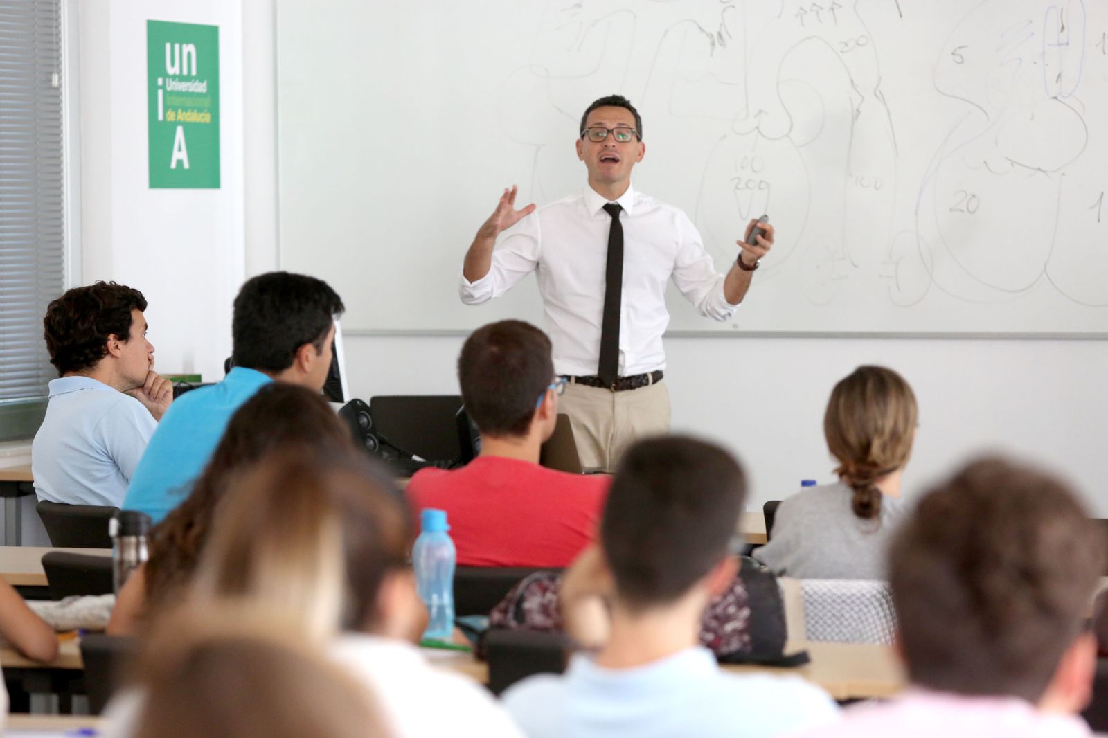 El doctor del Hospital Universitario Virgen del Rocío, Israel Valverde, imparte una clase sobre mecanobiología en la UNIA.