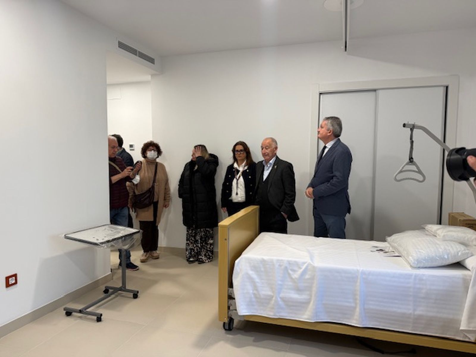 Juan de la Cruz Belmonte y Gabriel Amat visitan la residencia de mayores Virgen del Rosario.