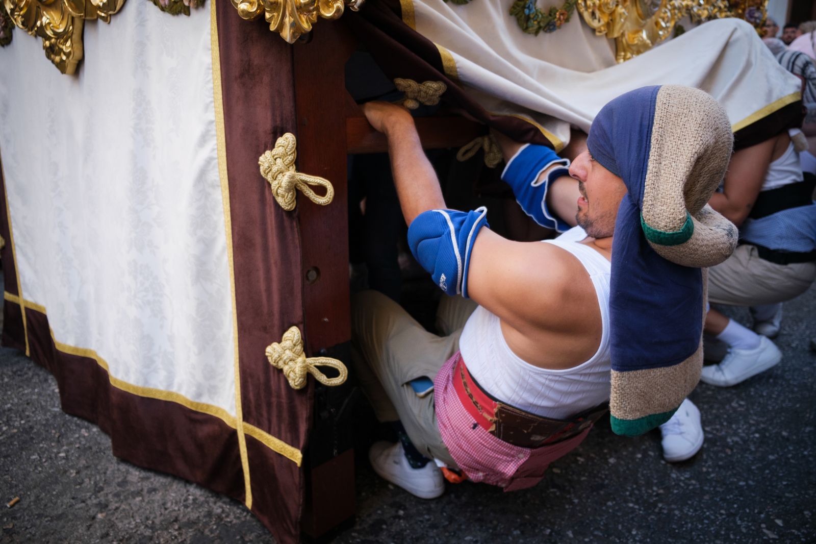 Un costalero entrando en el paso de la Virgen del Carmen de Calatrava