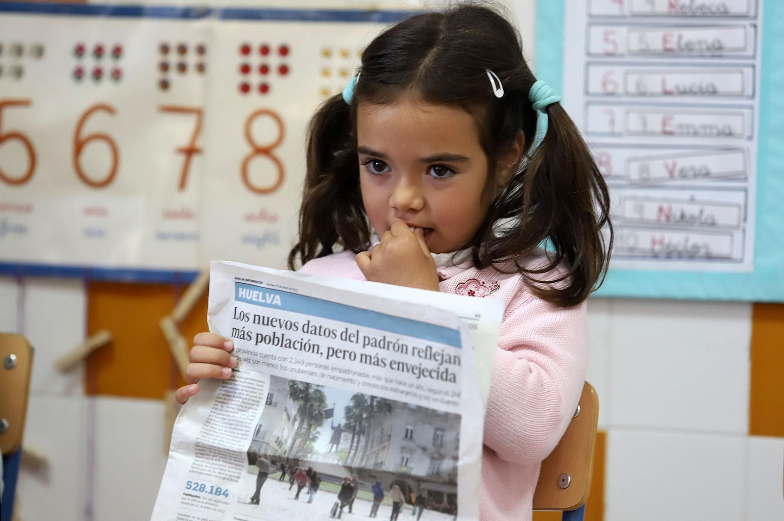 Imágenes de los alumnos de infantil de El Puntal haciendo de periodistas