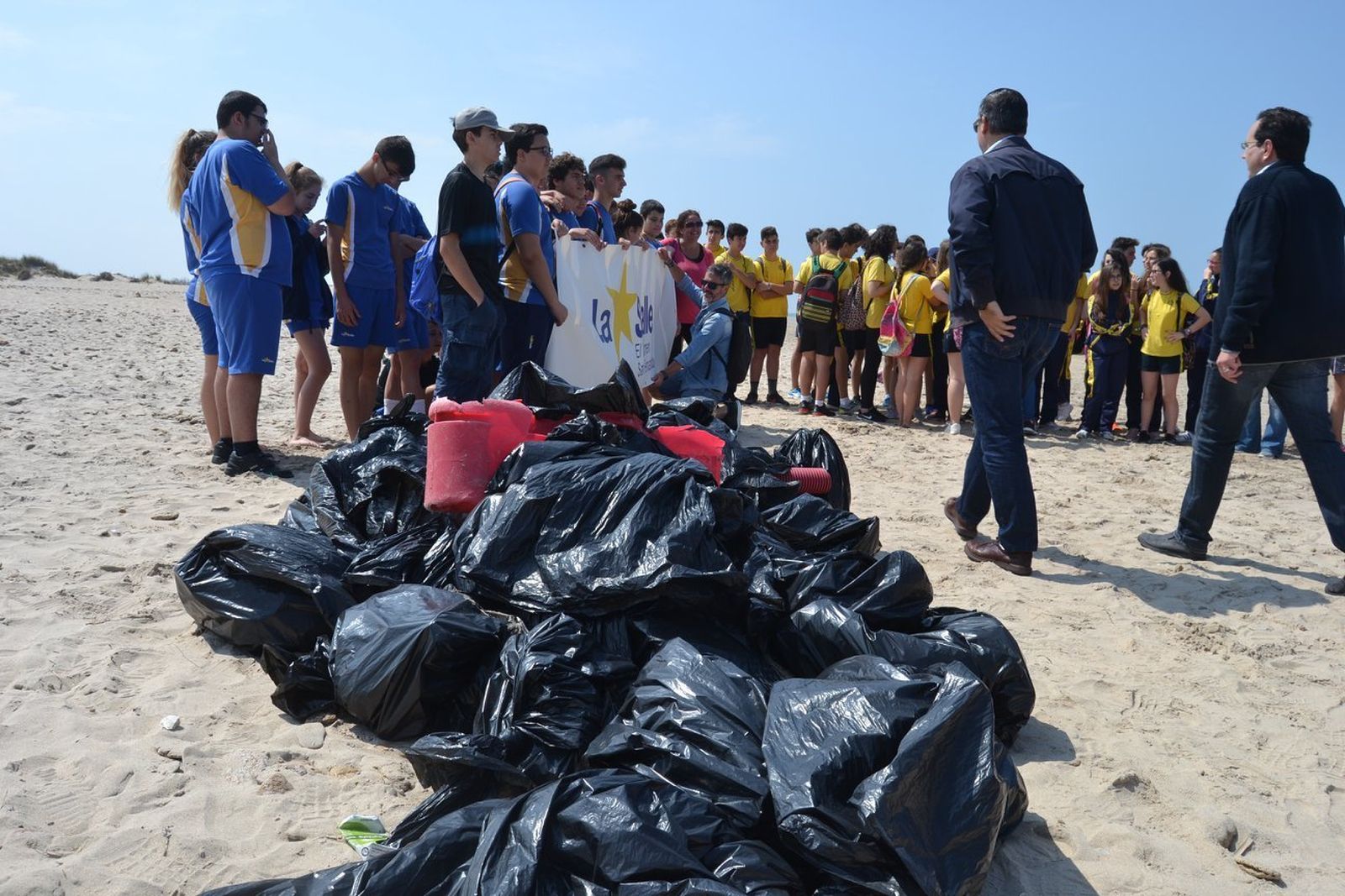 Limpiar la playa, el gesto de las escuelas católicas