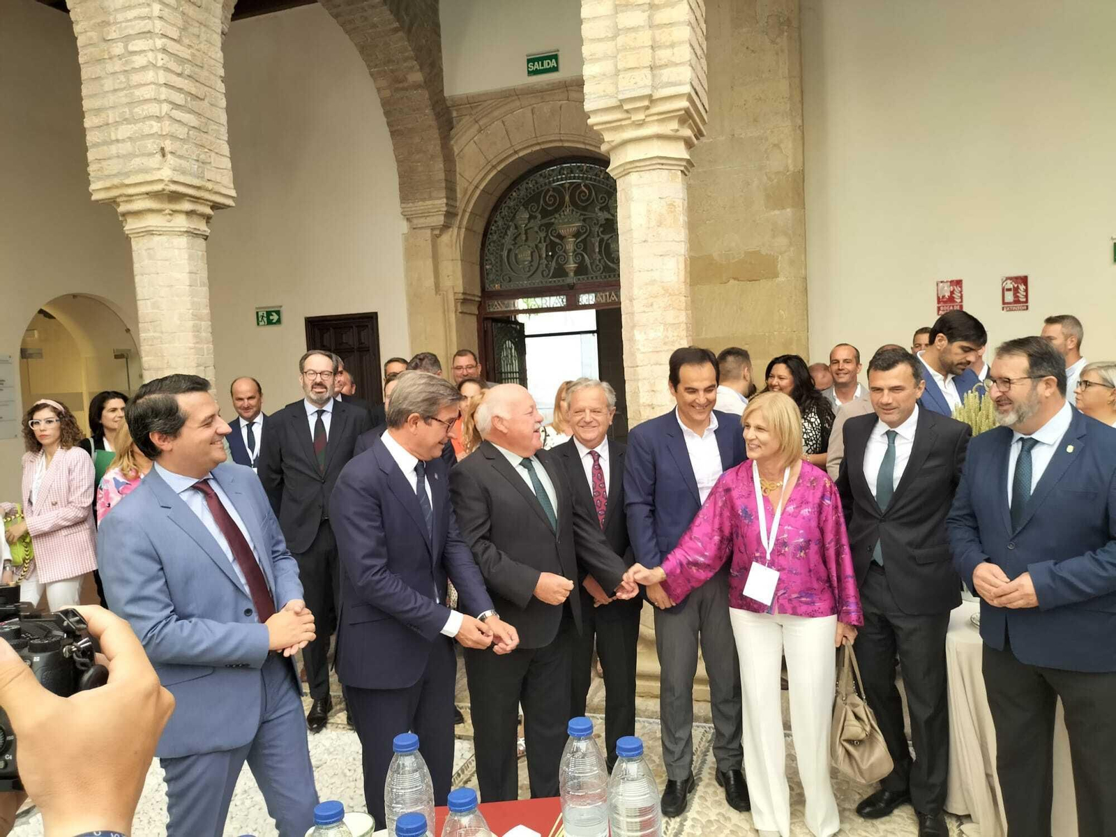 María José García-Pelayo, saludando a Jesús Aguirre.