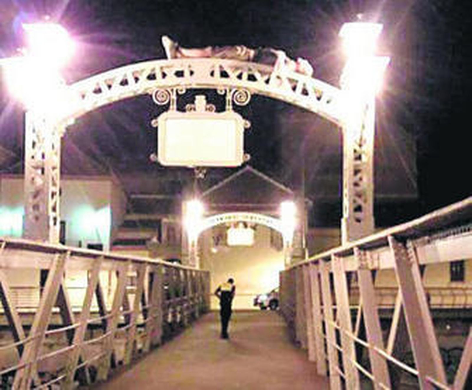 Un policía local, junto al arco en el que fue hallado el hombre.