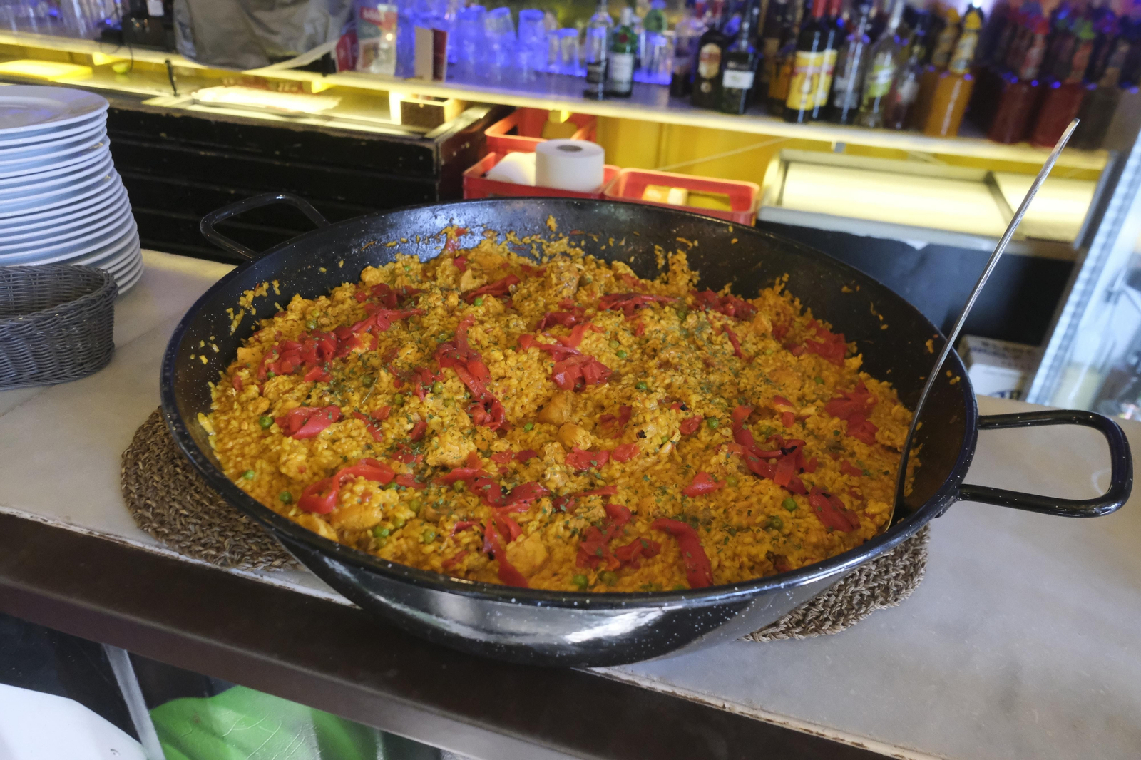 La jornada del perol cordobés en el Mercado Victoria, en imágenes