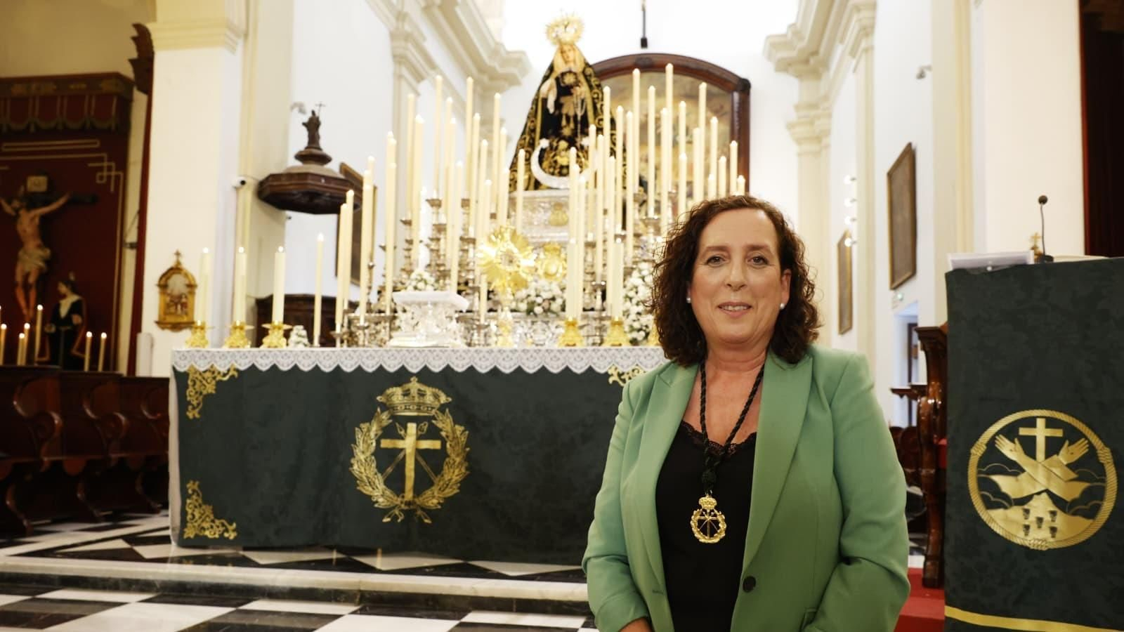 María del Carmen Márquez Delgado, hermana  mayor de la Expiración, ante el altar de la Virgen de la Esperanza, en San Fernando