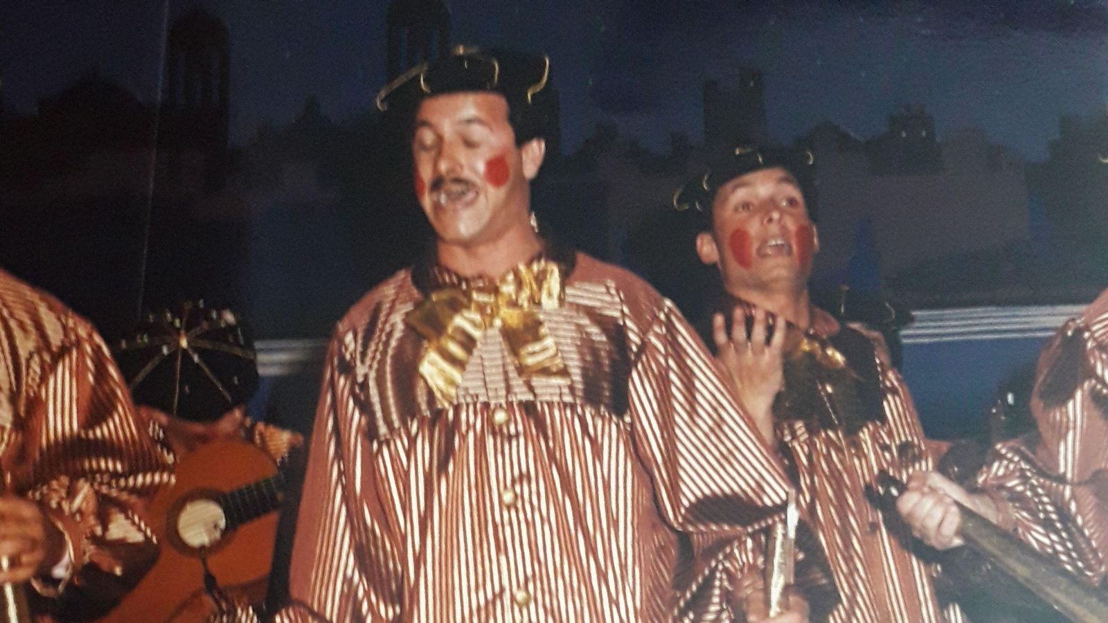 En la comparsa 'Esto es carnaval' (1987) y detrás suya, Fali Vila.