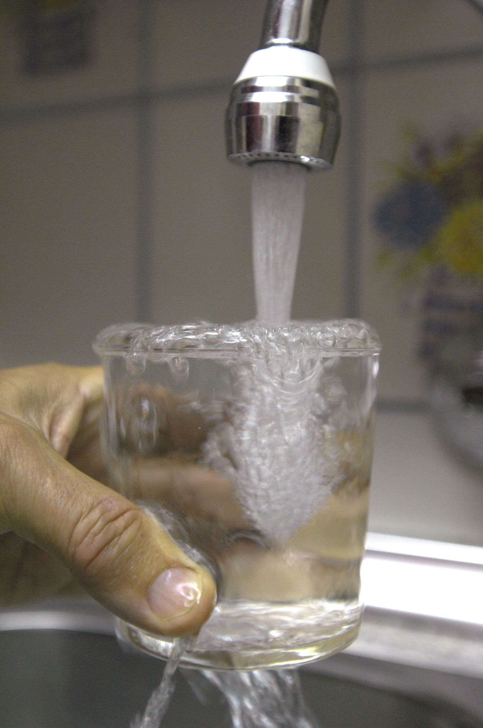 Algo cotidiano: beber agua del grifo.