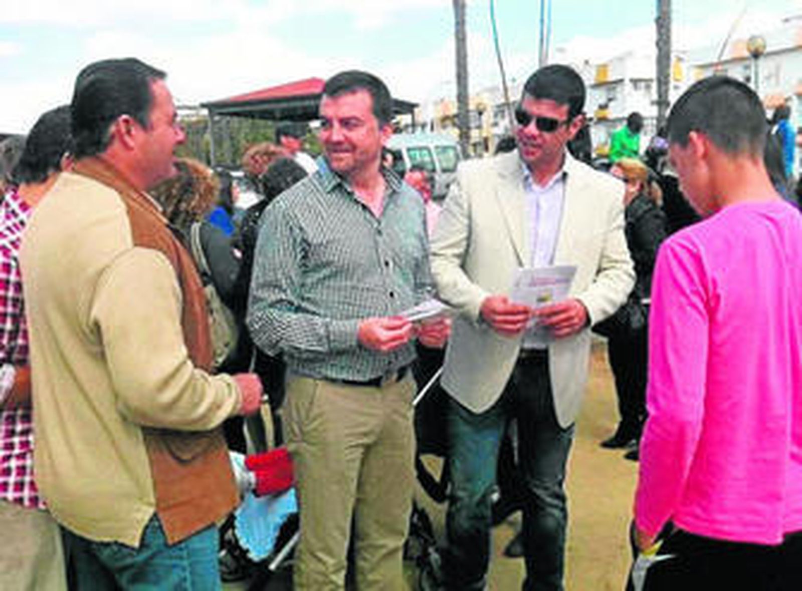 Antonio Maíllo, en un reparto de folletos de IU en Huelva.