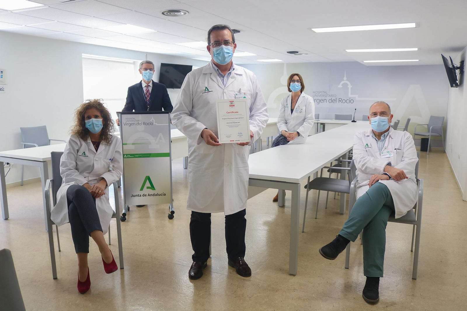 El equipo directivo del hospital, con el gerente Manuel Muñoz en primer plano con el diploma en reconocimiento que ha enviado la publicación Newsweek.