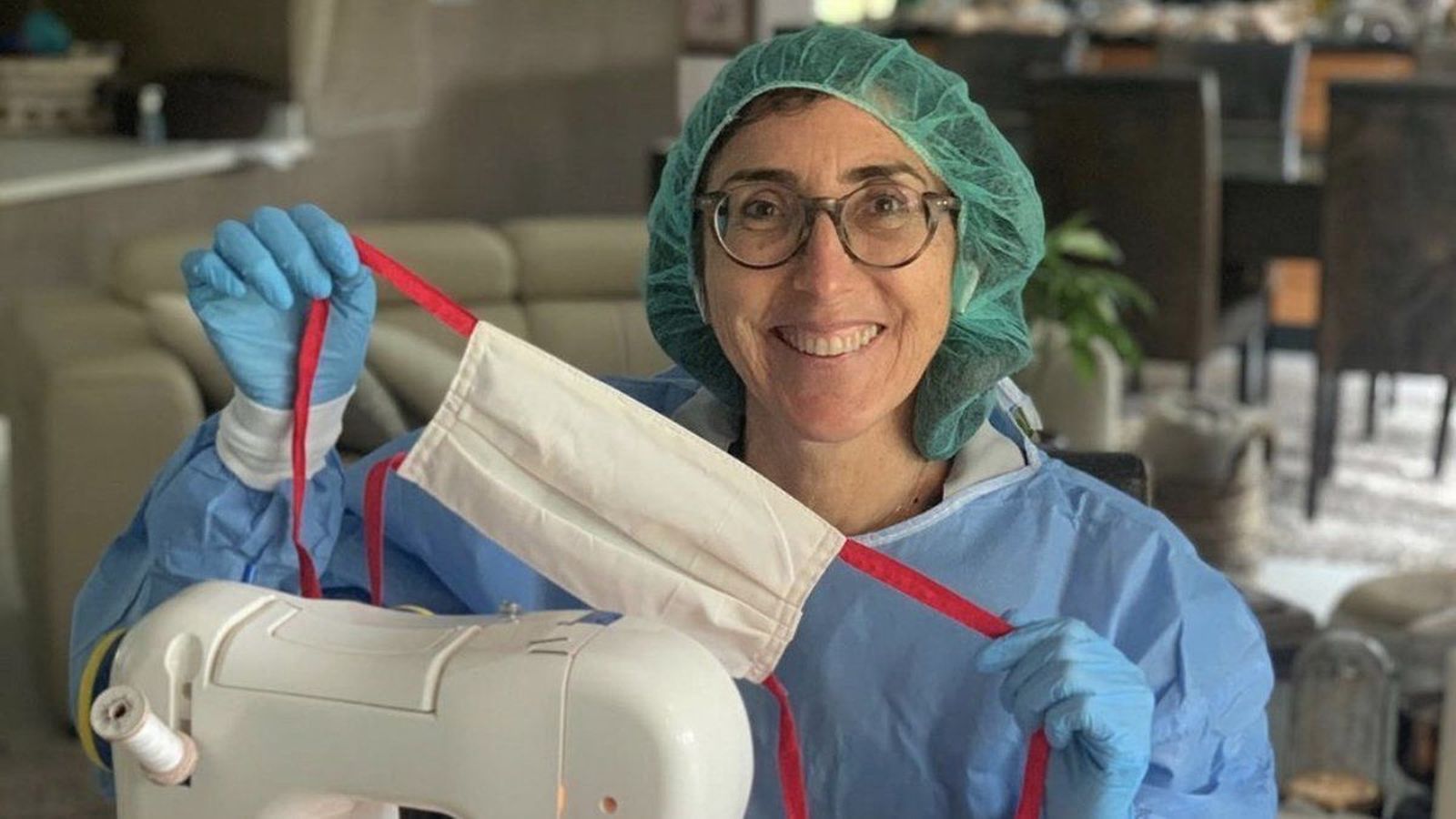 Paz Padilla, cosiendo mascarillas durante el confinamiento.