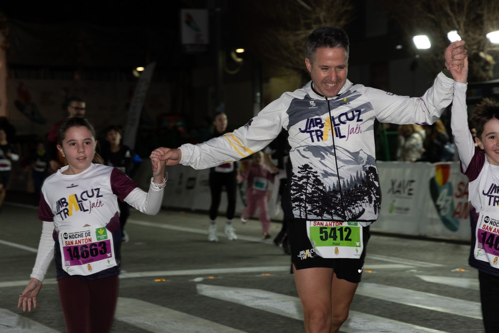 En imágenes: 2.000 atletas brillan con luz propia en la infantil de la Carrera de San Antón 2026