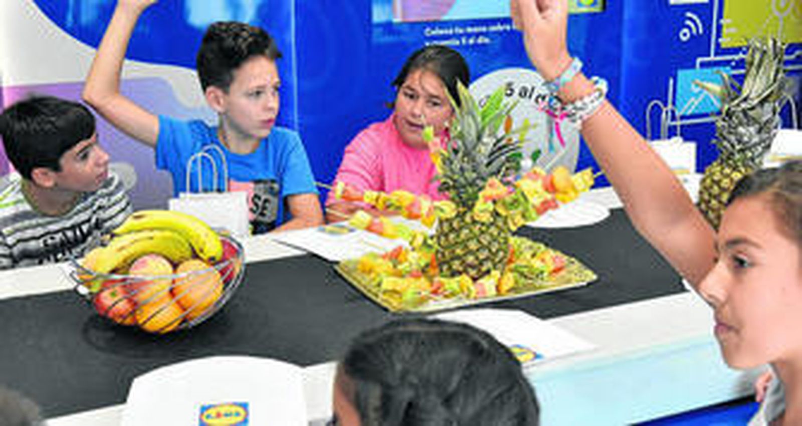 1. Los niños son los protagonistas de las actividades de 'Frutitour'. 2.Michaela Reischl, responsable de RSC en Lidl España y Nuria Martínez, directora de la asociación 5 al día durante la presentación de los resultados del estudio.