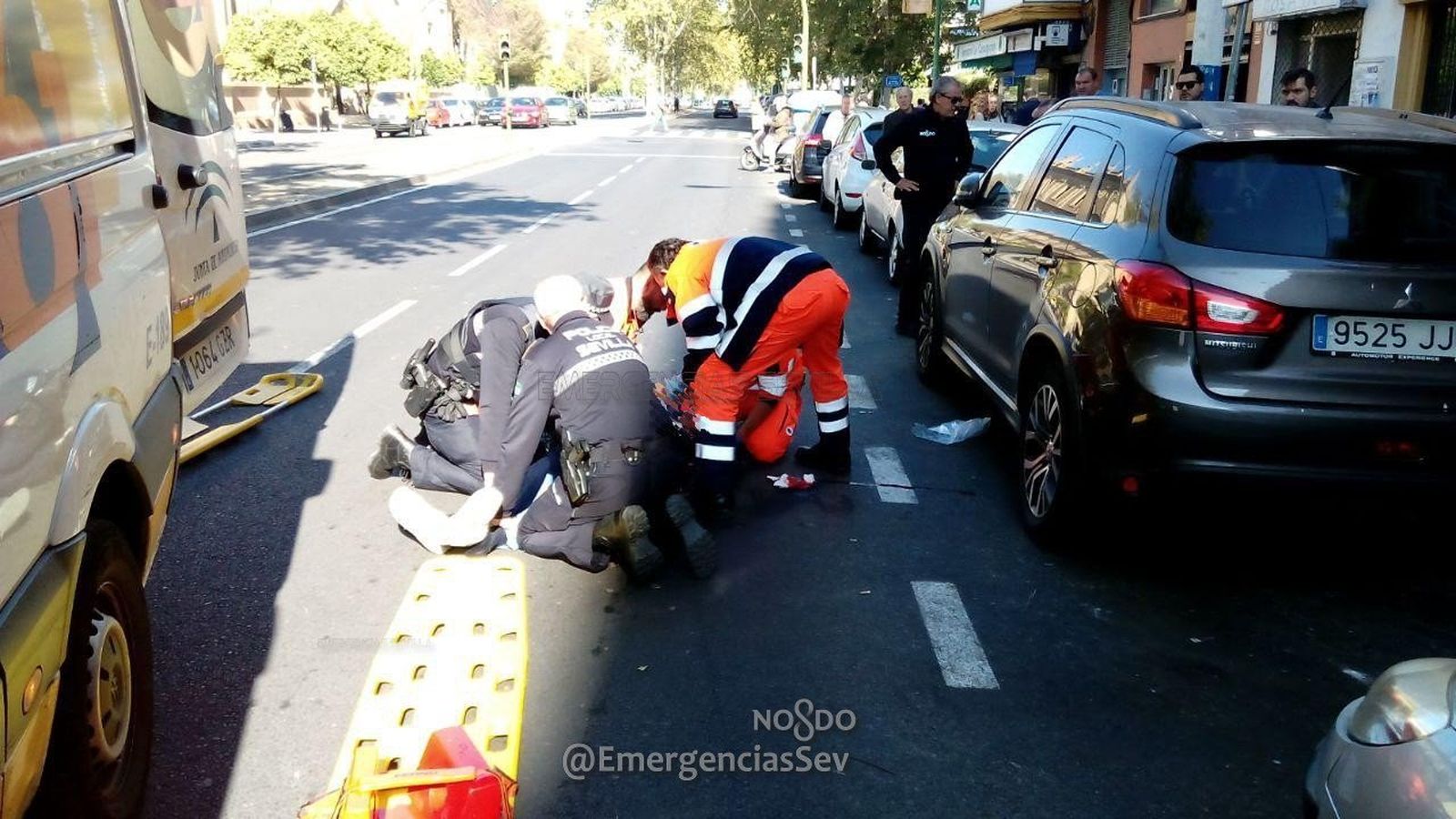 Sanitarios y policías atienden a la víctima de un atropello en la avenida de la Cruz del Campo.