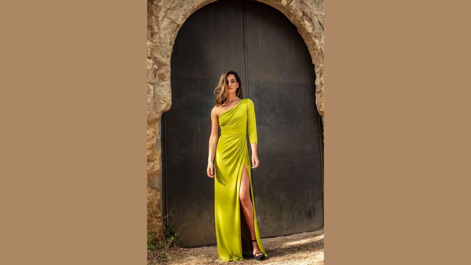 Su corte asimétrico y abertura delantera resulta una combinación de lo más favorecedora