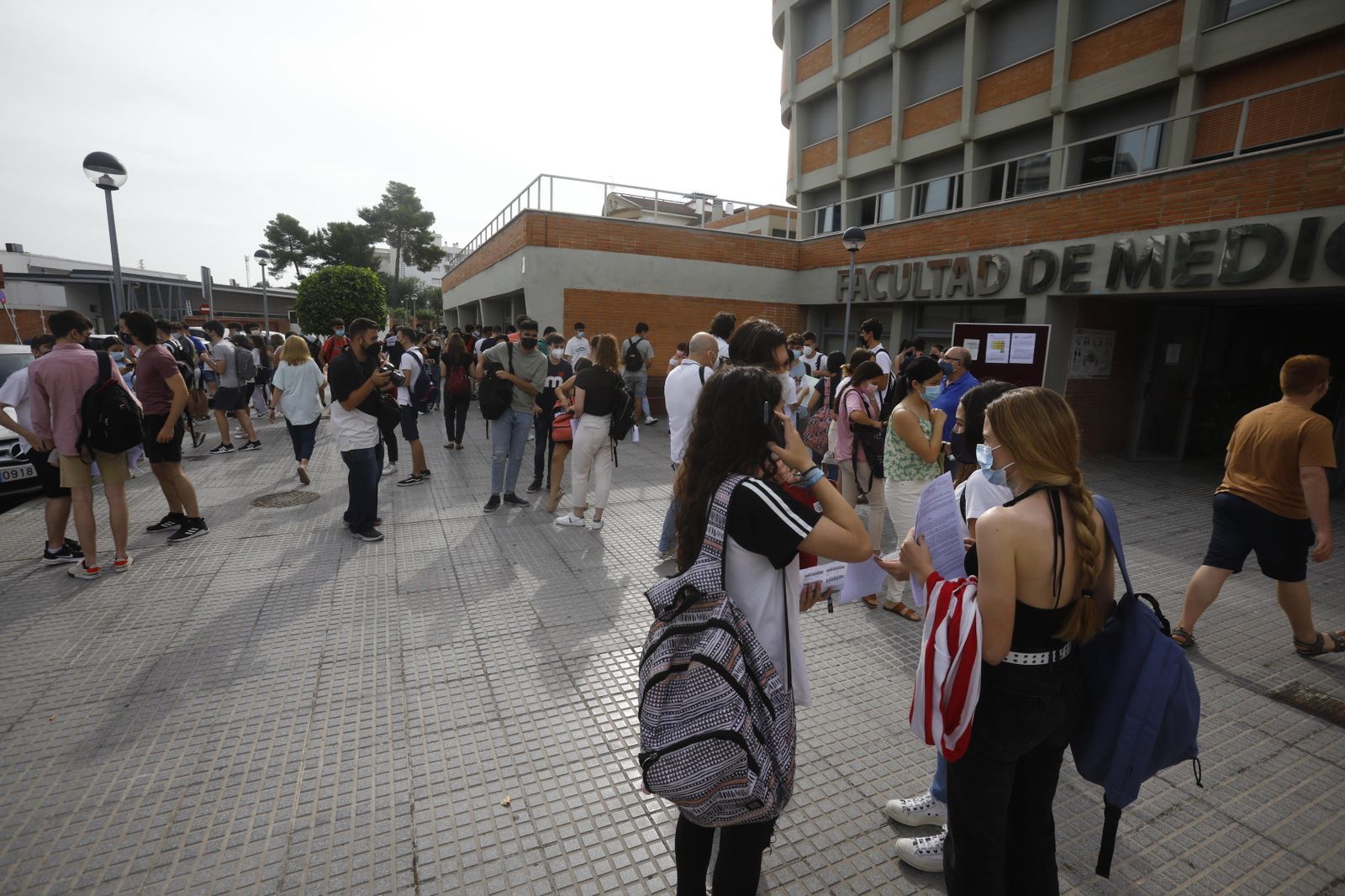 Los alumnos cordobeses aguardan en la Facultad de Medicina de la UCO