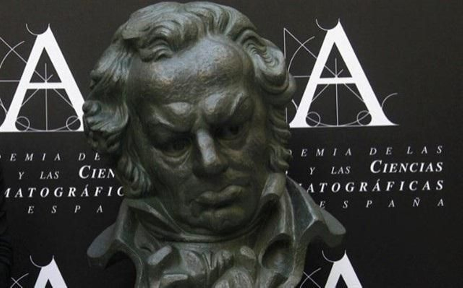 Primer plano de una estatuilla de los Premios Goya. Primer plano de una estatuilla de los Premios Goya.