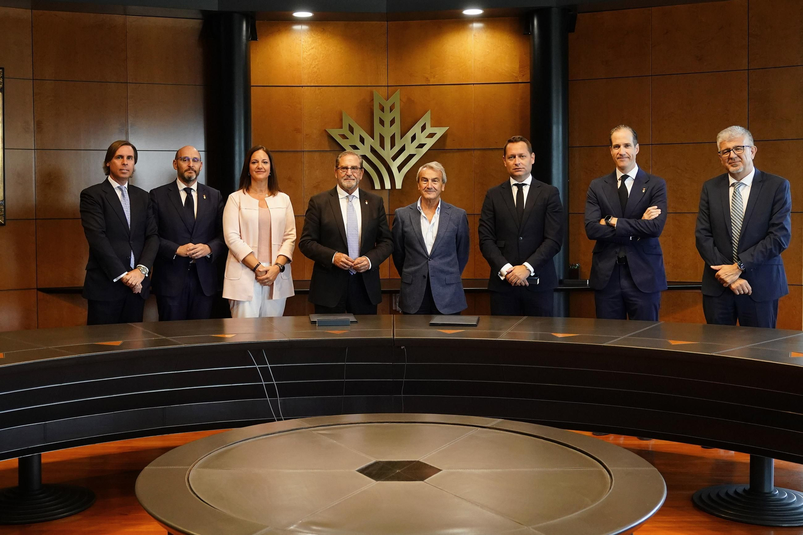 Representantes de ambas entidades momentos antes de la firma