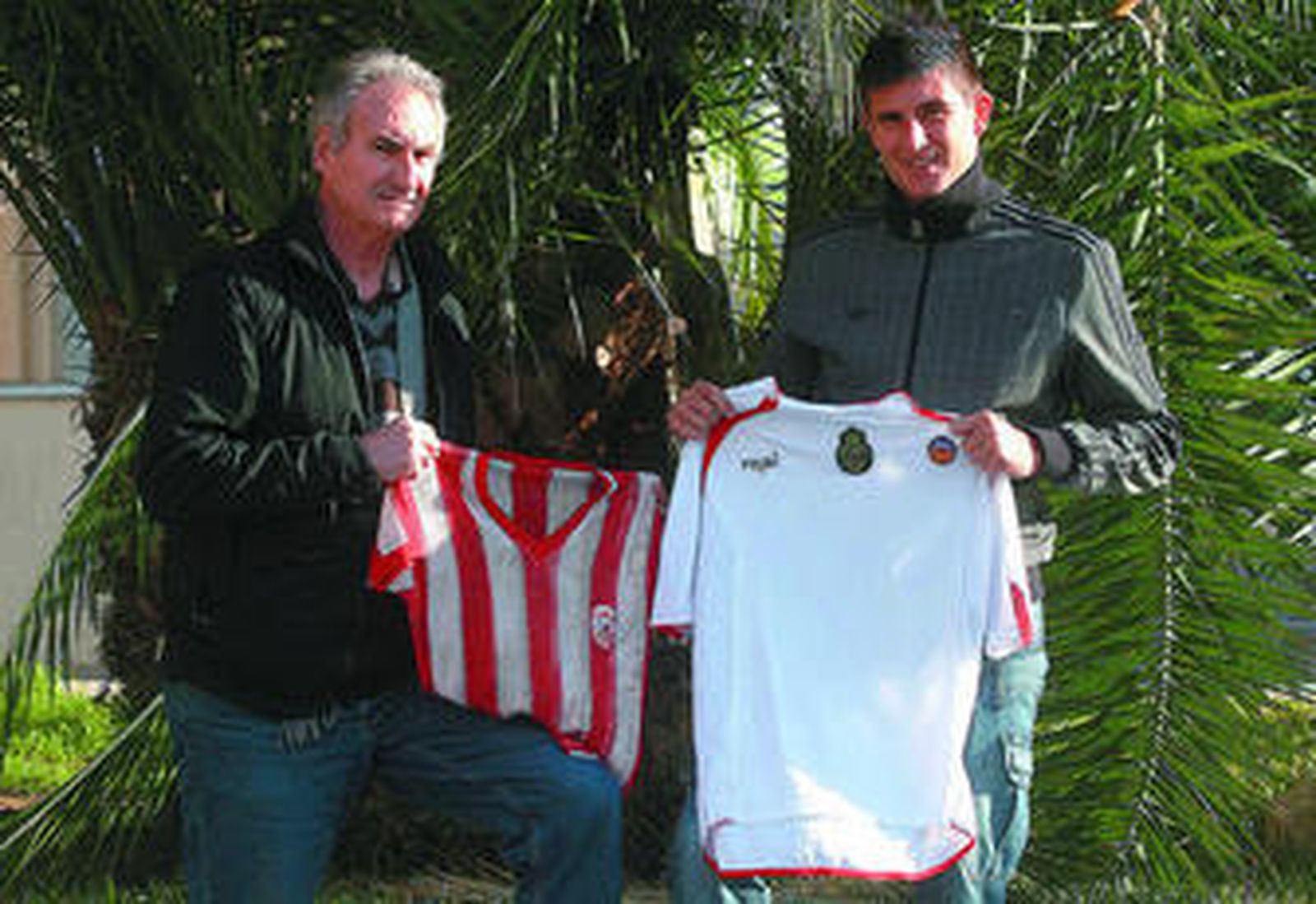 Paco Vázquez padre sujeta una antigua camiseta del Portuense, mientras su hijo hace lo propio con una actual del Mallorca.