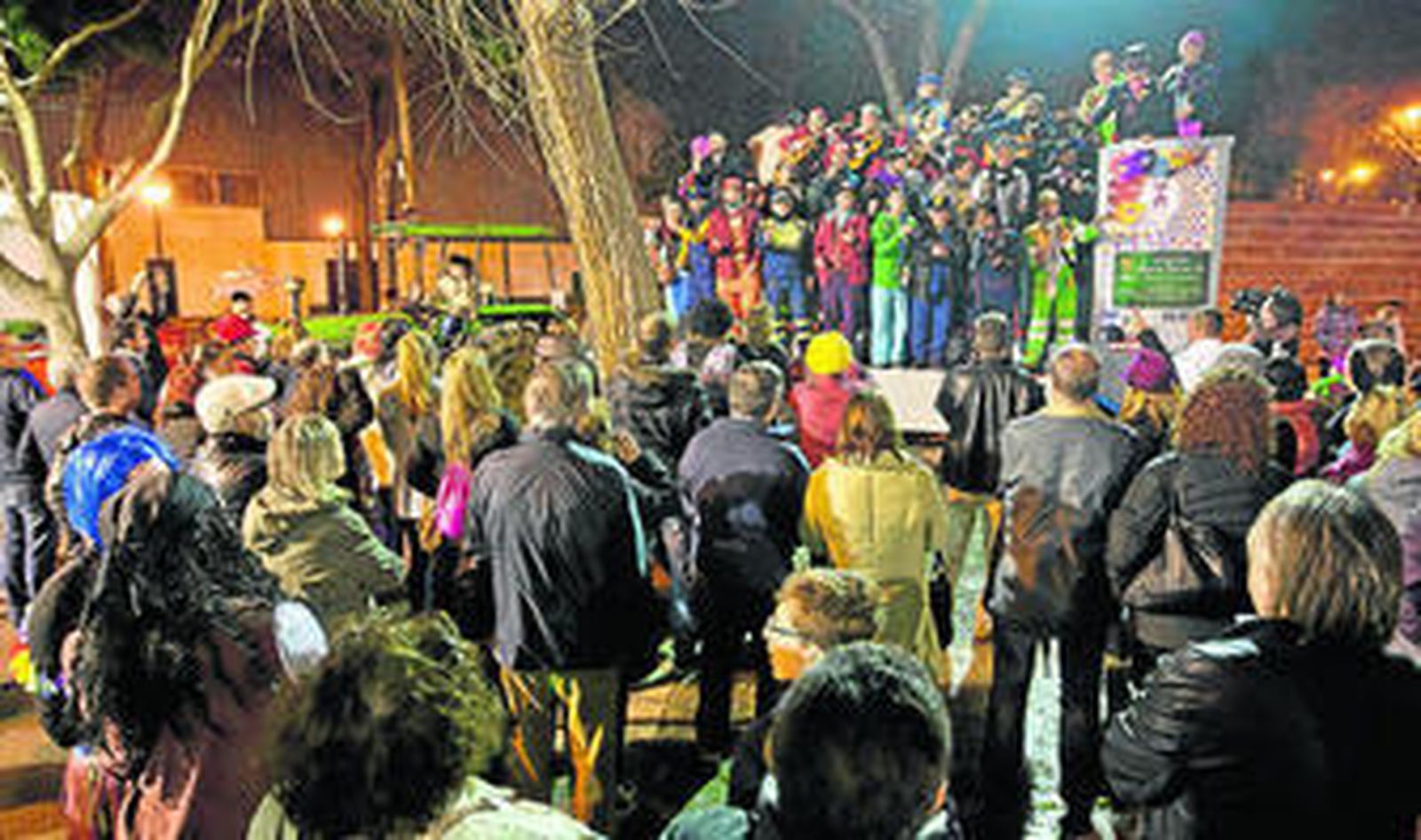 El coro 'Arriba el telón', que ayer tarde fue el primero en comenzar a cantar.