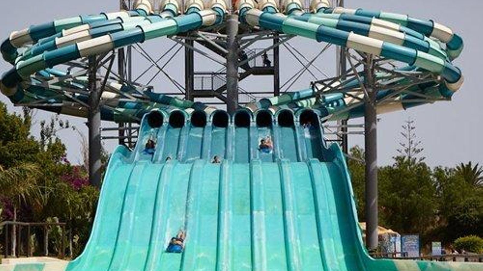 Aqualand Torremolinos nos espera con un locurón de atracciones acuáticas.