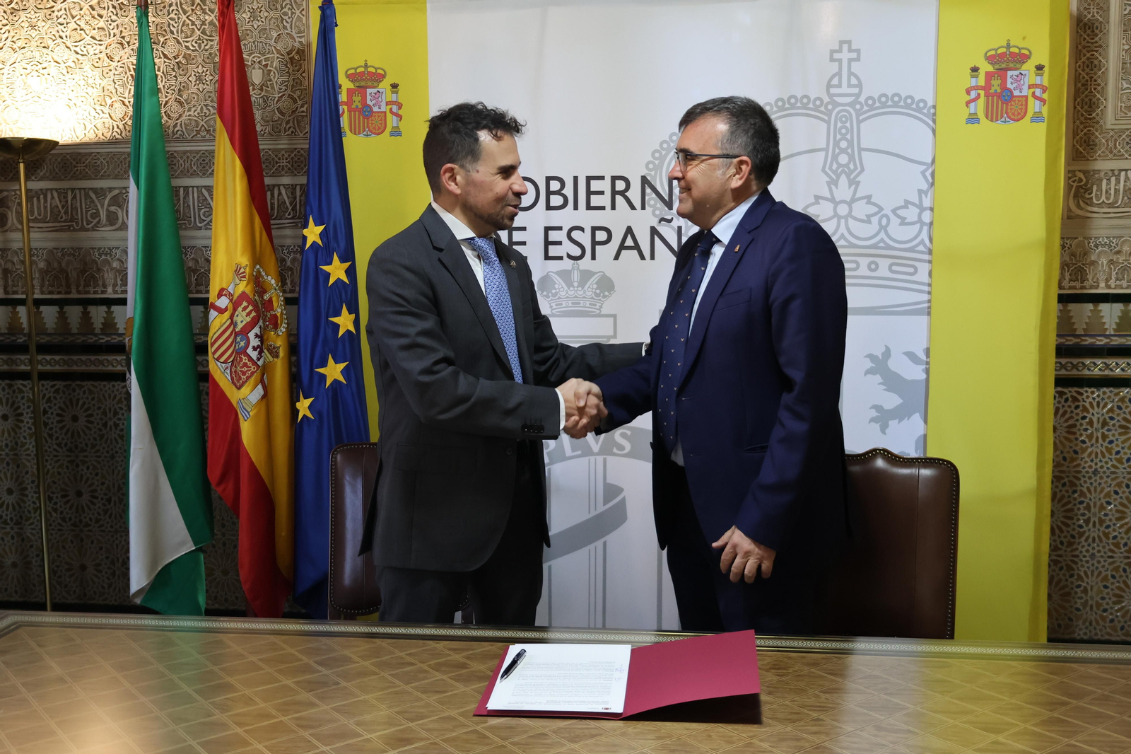 El subdelegado del Gobierno, José Antonio Montilla y el presidente del Colegio de Graduados Sociales de Granada, Mario González