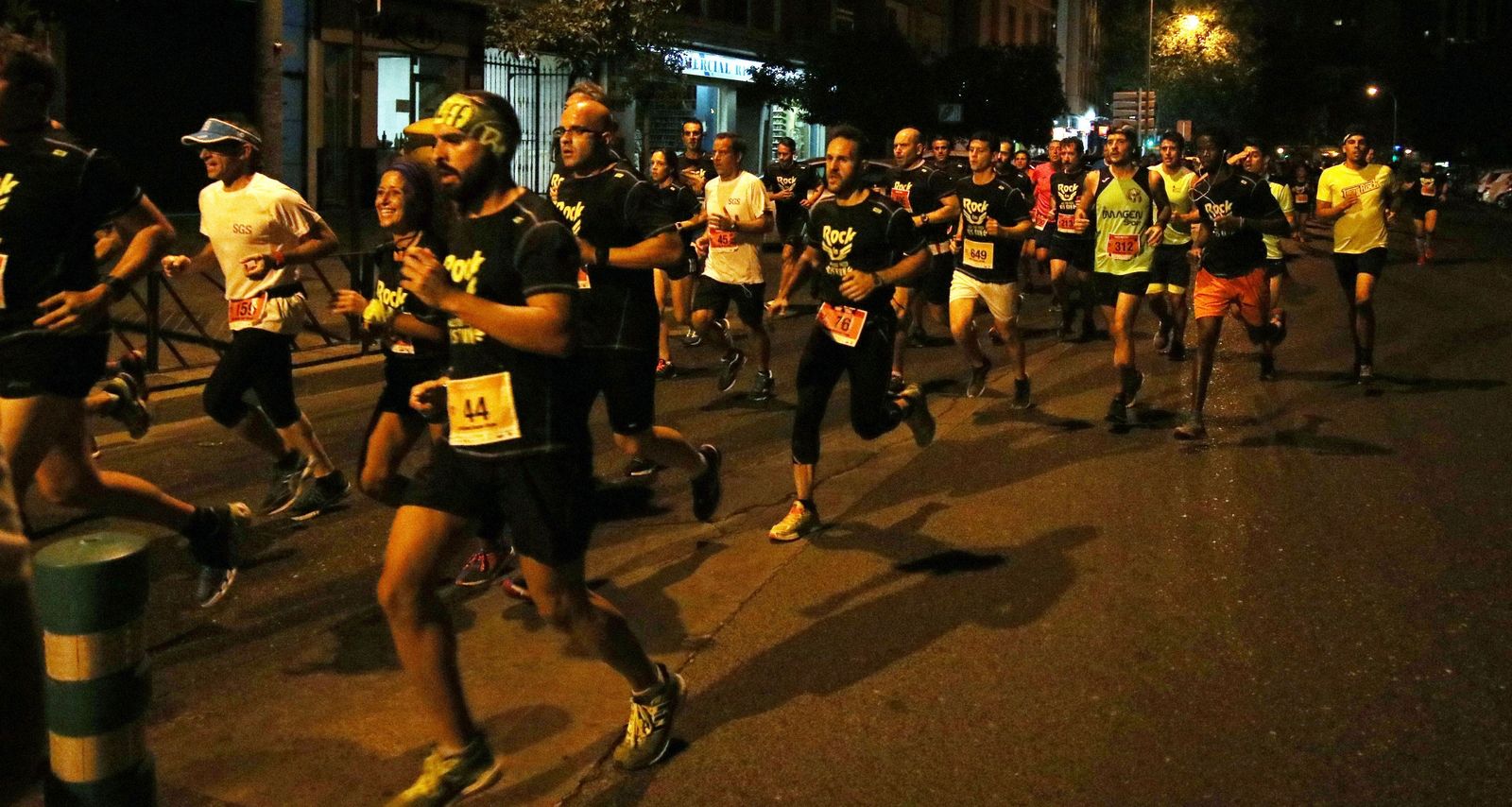 Varios atletas corren durante una edición anterior de la Night Running Rock FM.