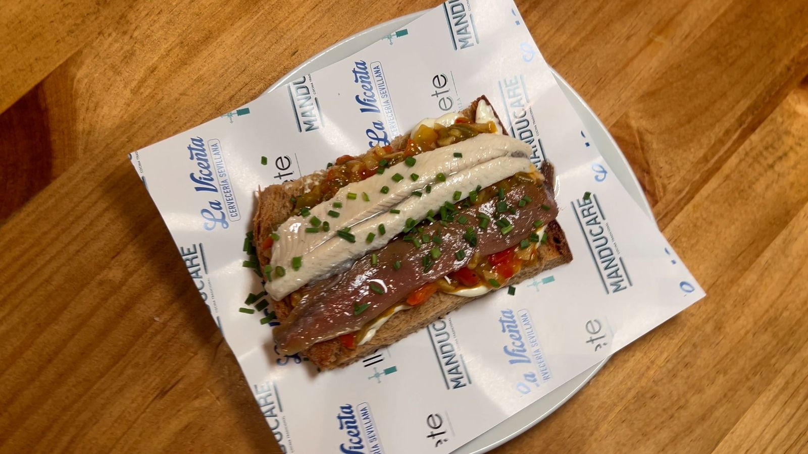 La alboronía casera de Manducare, base de su tosta más emblemática, devuelve protagonismo a una receta histórica de la cocina andaluza en plena Cuaresma