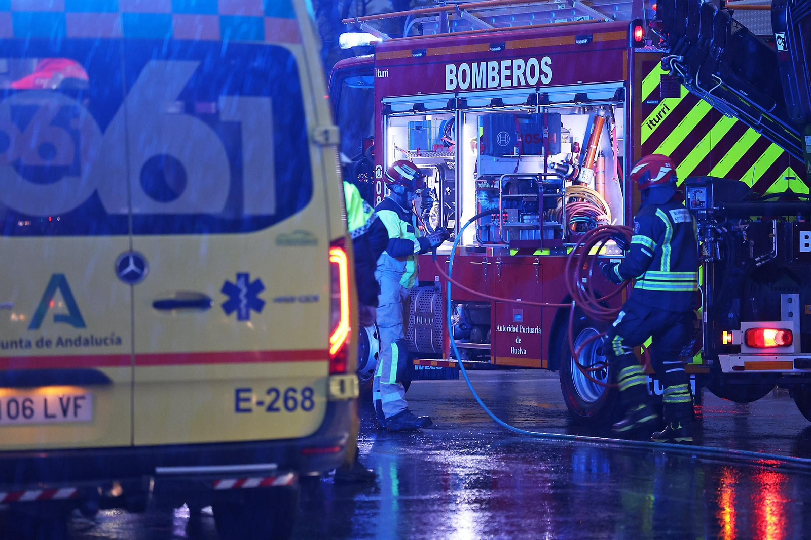 Las espectaculares imágenes del rescate de una persona en un accidente de tráfico en Huelva