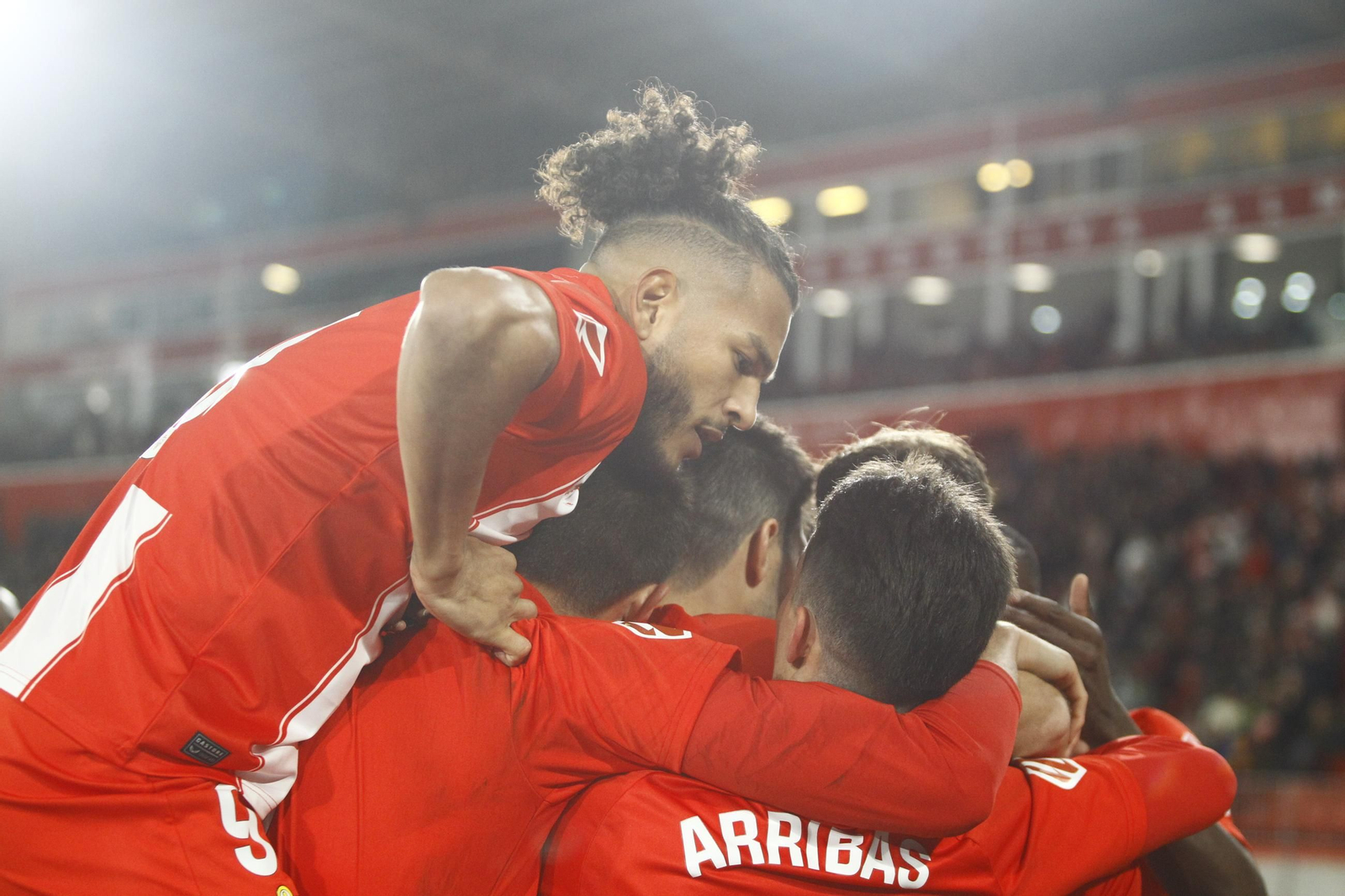 La U.D. Almería se impone por 1-0 al C.D. Mirandés y alcanza la segunda plaza, en imágenes