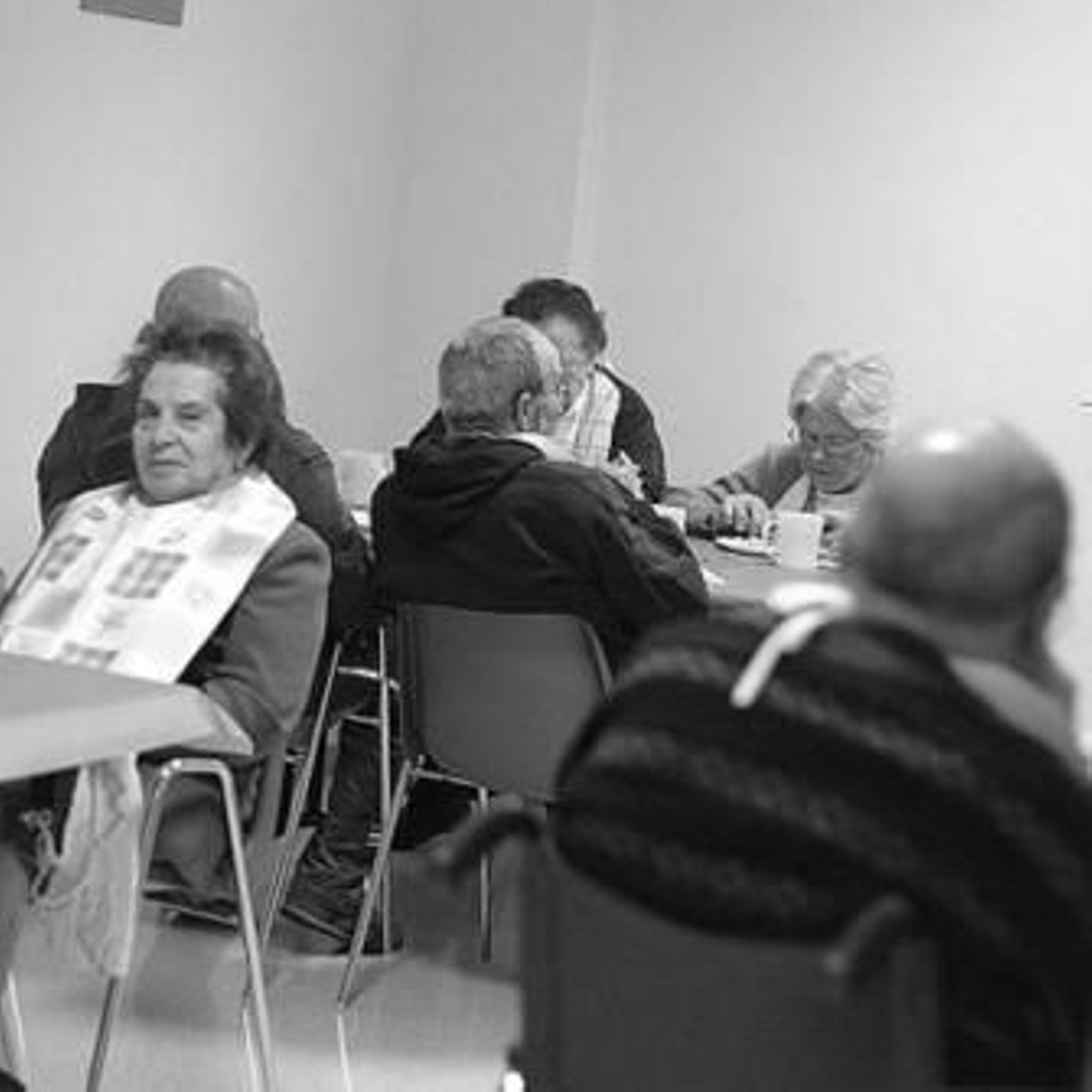 Los abuelos, en el comedor del centro de AFA.