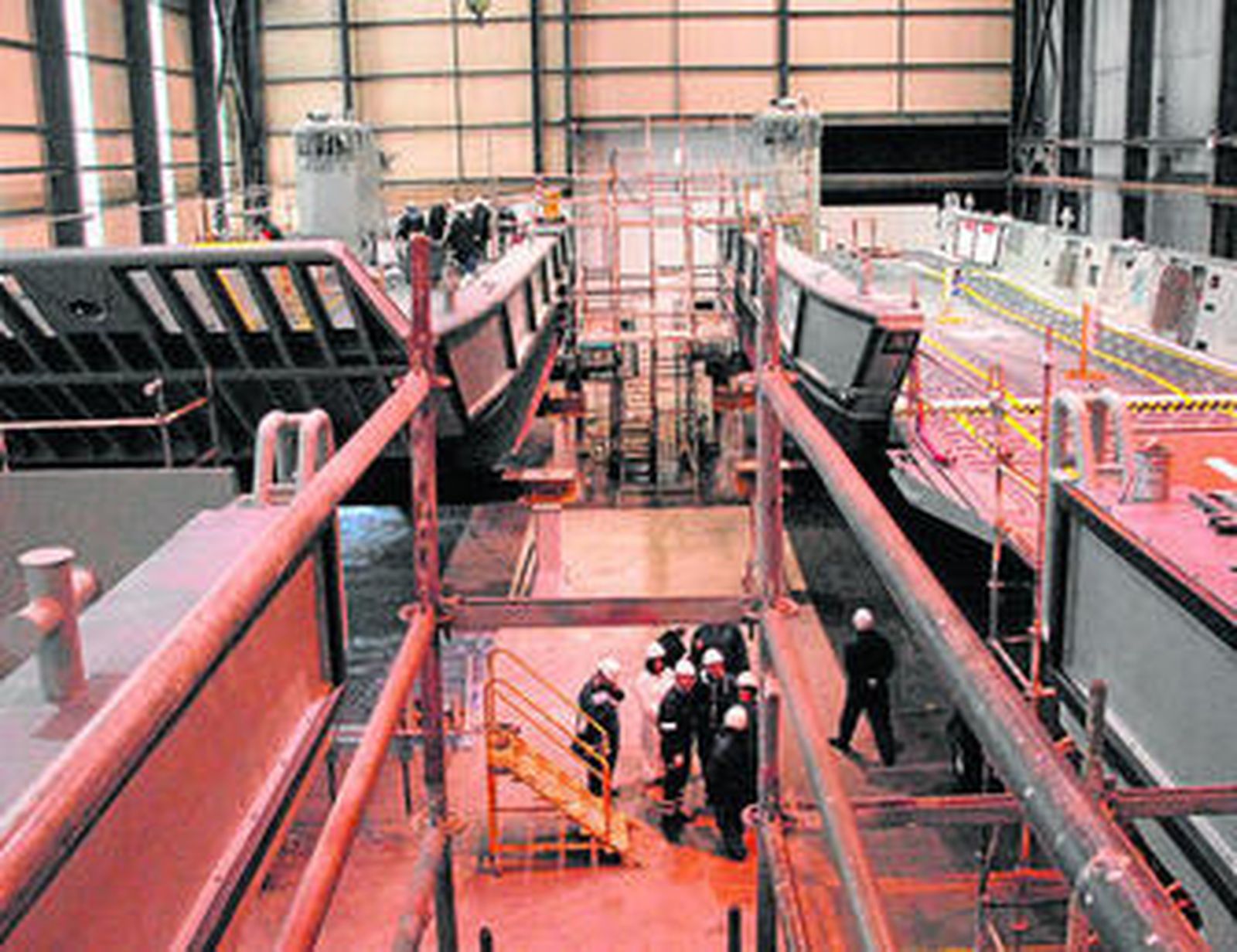 Fotografía de dos de las lanchas de desembarco que están casi listas para entregarse a Austraiia.